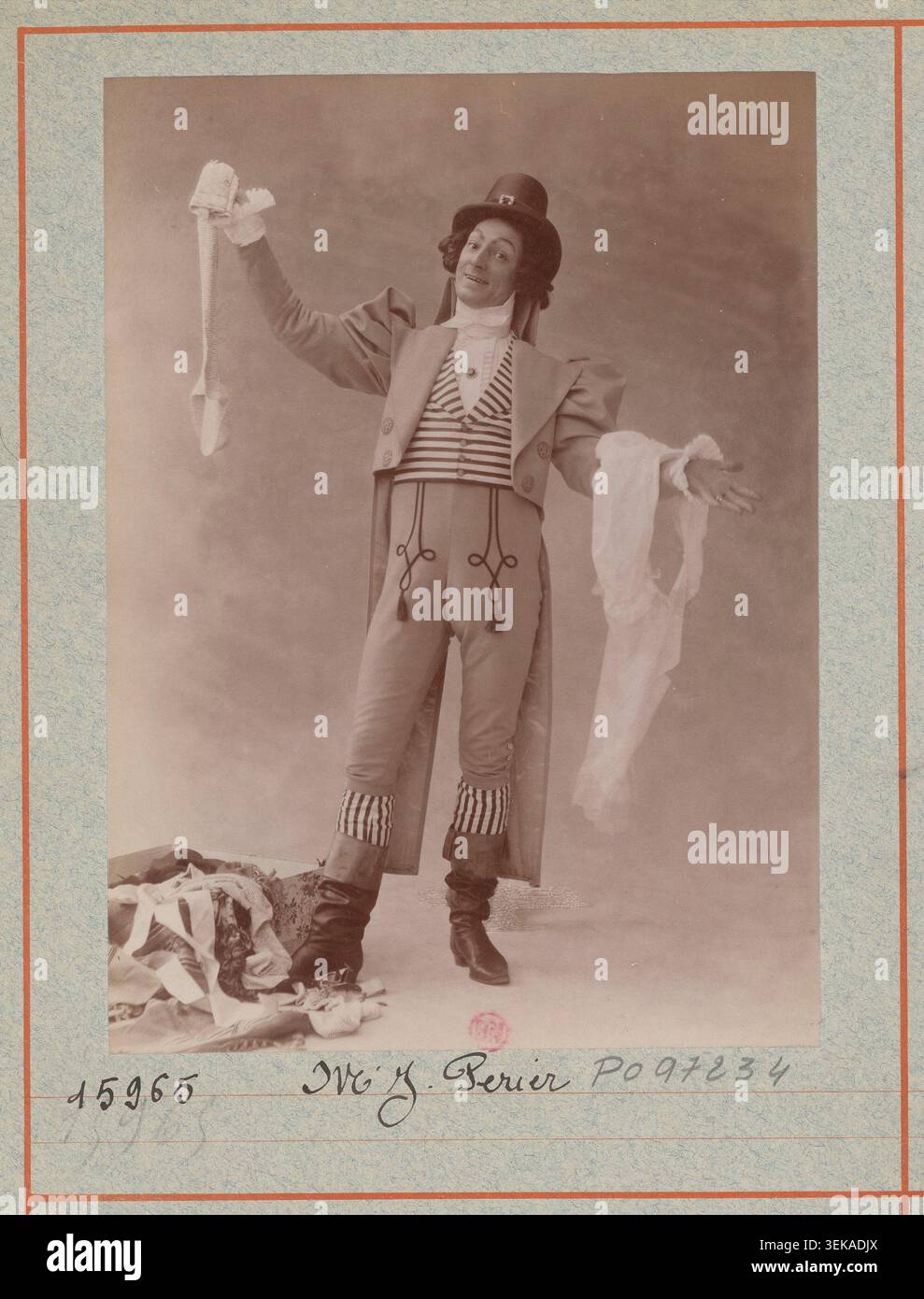 Jean Périer apparaît dans une photographie de presse studio monochrome réalisée par l’Atelier Nadar pour l’opéra-Bouffe Shakspeare au Théâtre des Bouffes-Parisiens à Paris en 1899, associée au livret de Paul Gavault et P.L. Flers. Banque D'Images