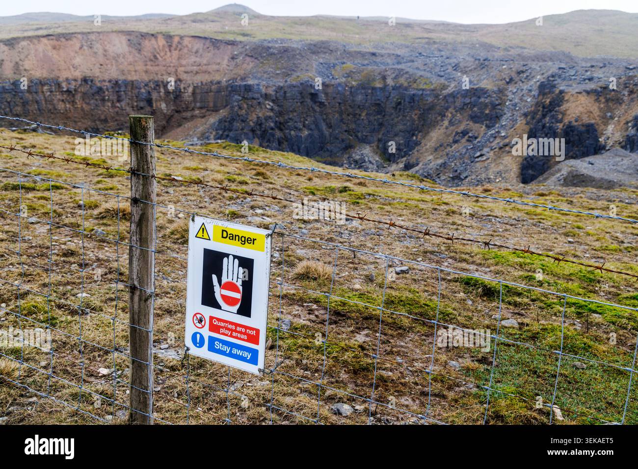 Danger ne pas entrer signe sur une clôture autour d'une carrière, Cwar yr Ystrad, pays de Galles, Royaume-Uni Banque D'Images