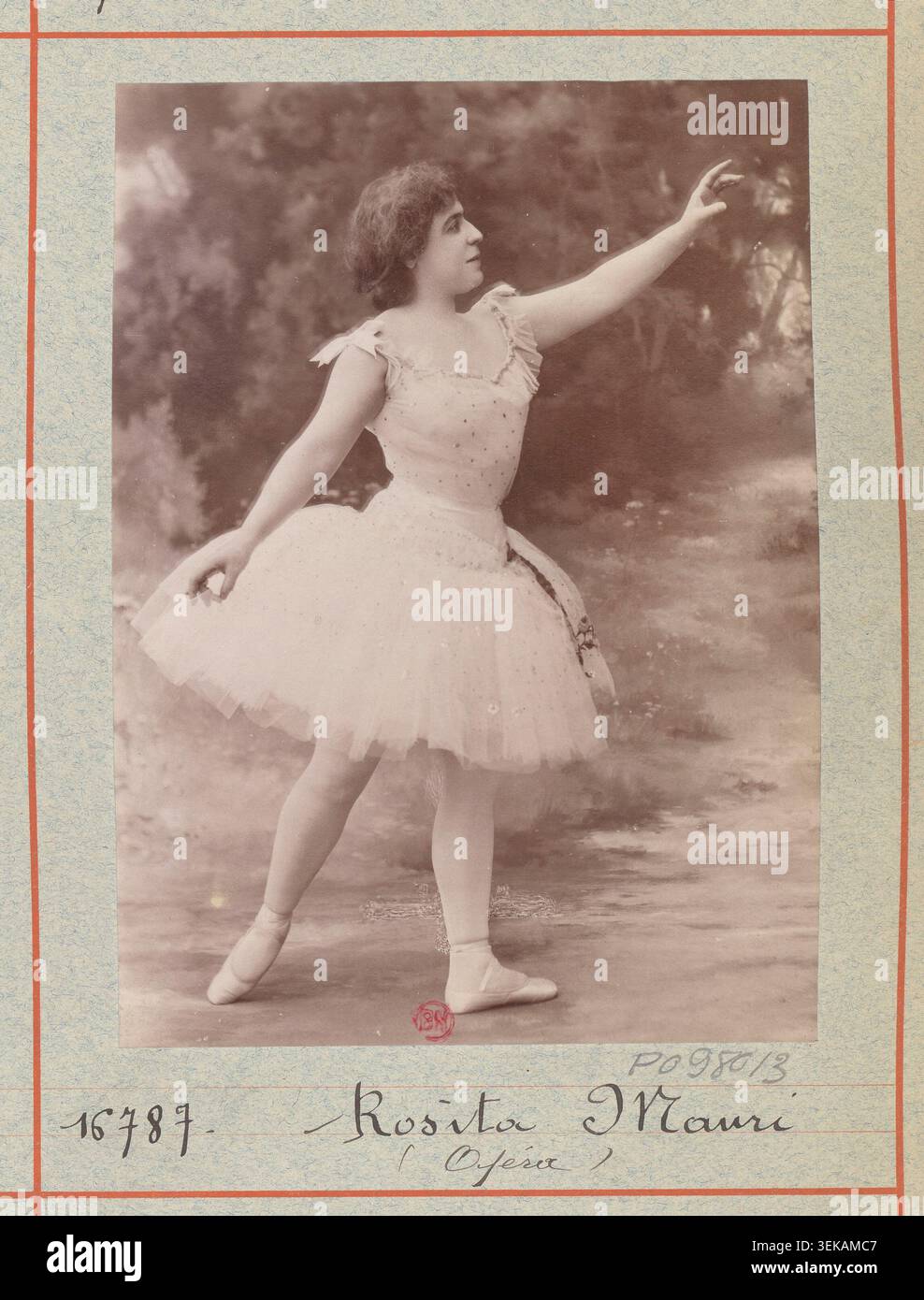 Rosita Mauri apparaît dans une photographie de presse produite par l'Atelier Nadar en 1897 comme tirage de démonstration, créant un portrait d'atelier lié à L'étoile, un ballet-pantomime en deux actes chorégraphié par Joseph Hansen au Théâtre national de l'Opéra-Palais Garnier à Paris le 31 mai 1897, documentant une danseuse active sur la scène française. Banque D'Images