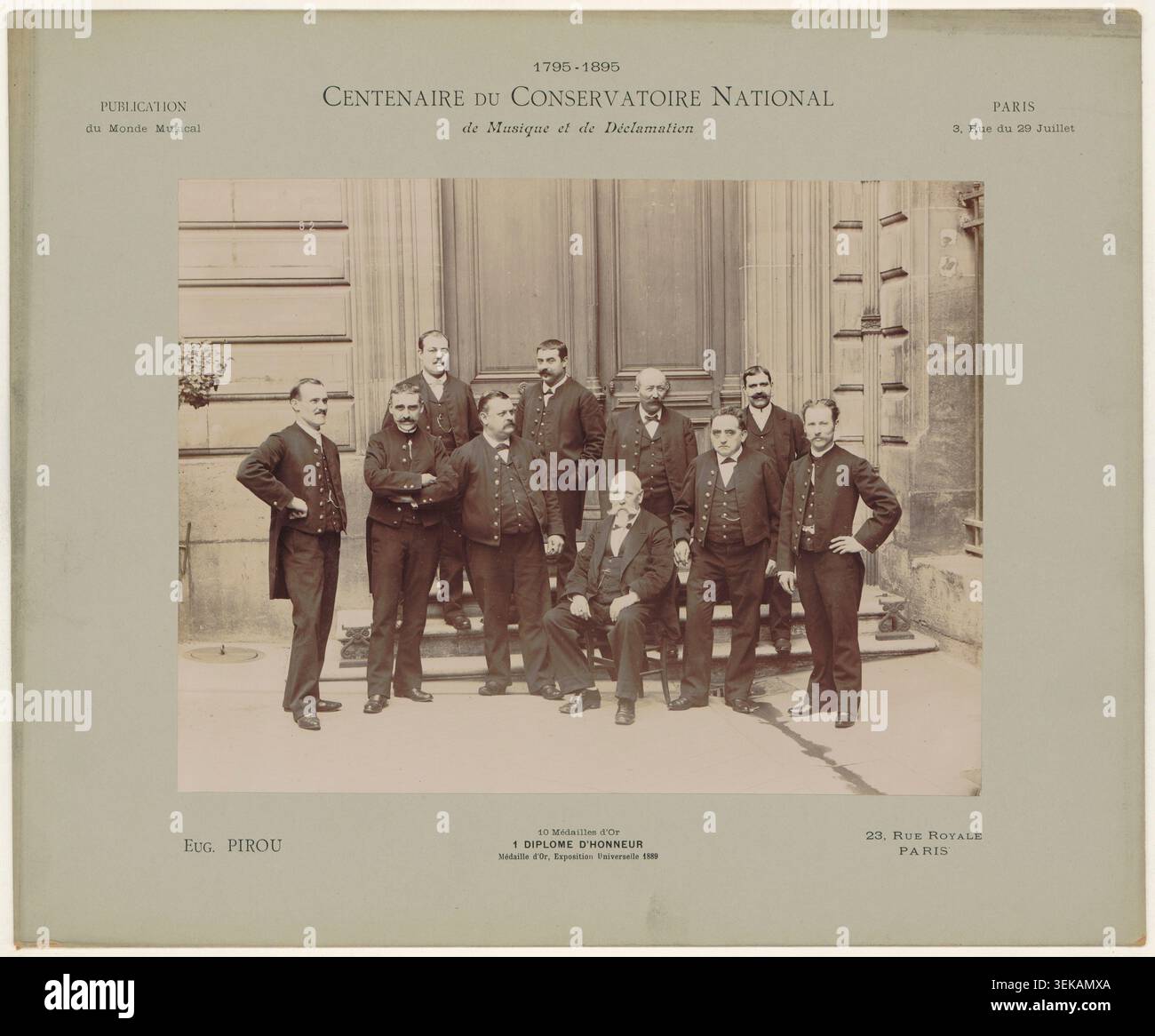 Les membres du personnel, y compris les huissiers et le personnel de service, du Conservatoire national de musique et de déclamation de Paris sont organisés pour un portrait de groupe en 1895 lors de la célébration du centenaire. Banque D'Images