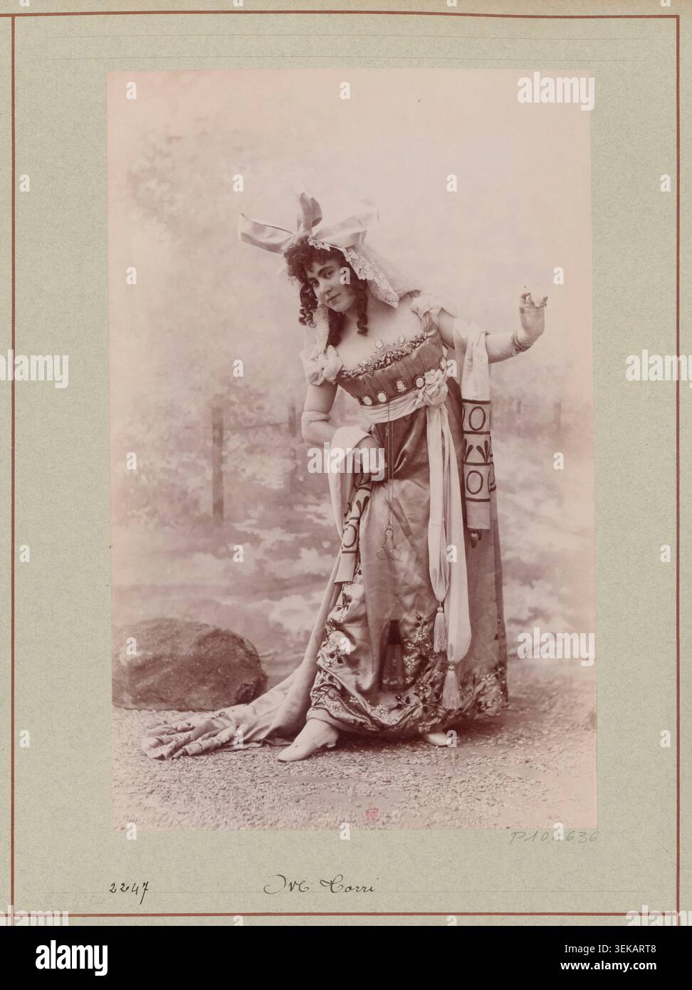 Mlle Torri est apparue dans le ballet-pantomime L'étoile au Théâtre national de l'Opéra-Palais Garnier à Paris en 1897. L’Atelier Nadar a créé cette photographie de presse monochrome pour la production chorégraphiée par Joseph Hansen. Banque D'Images