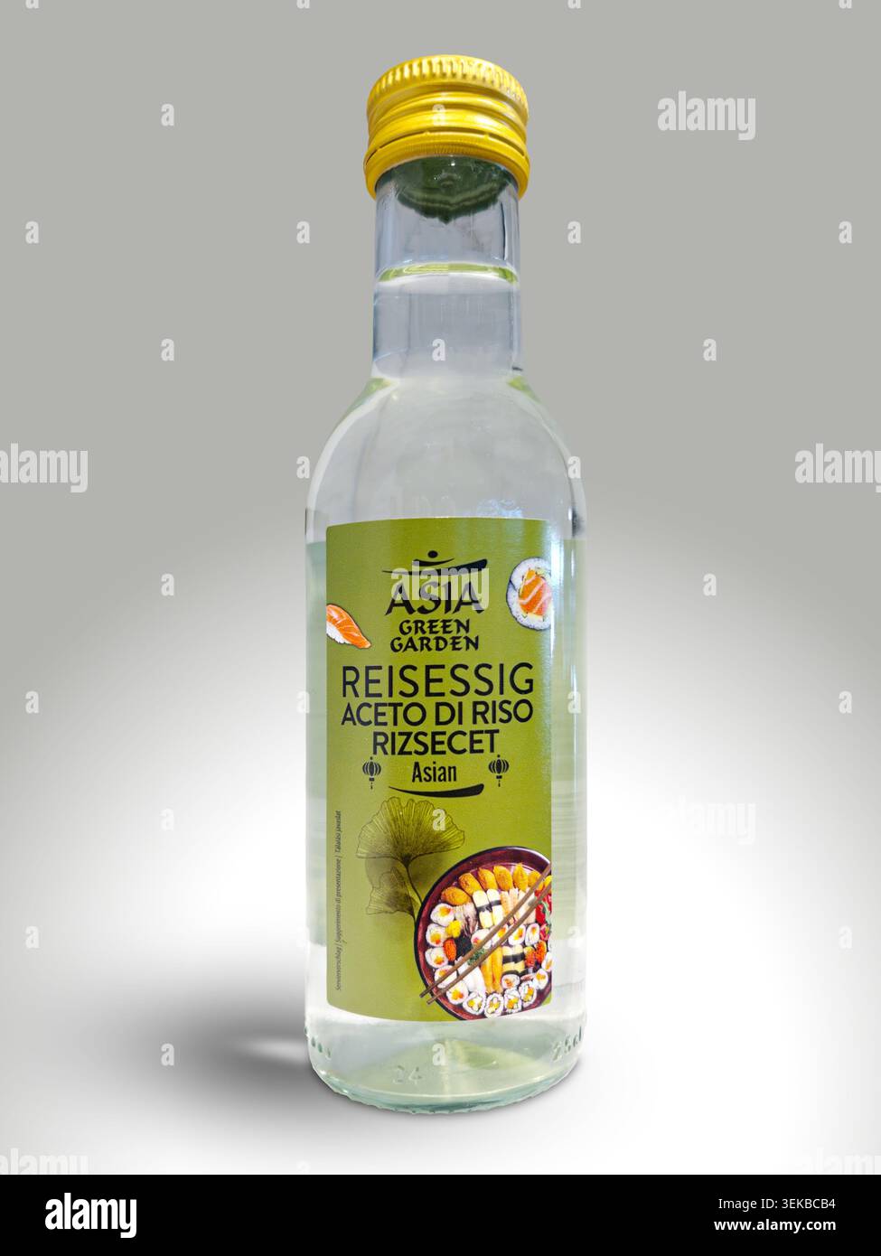 Italie - 1er avril 2026 : une bouteille de vinaigre de riz Asia Green Garden, un assaisonnement pour la préparation du riz à sushi. Banque D'Images