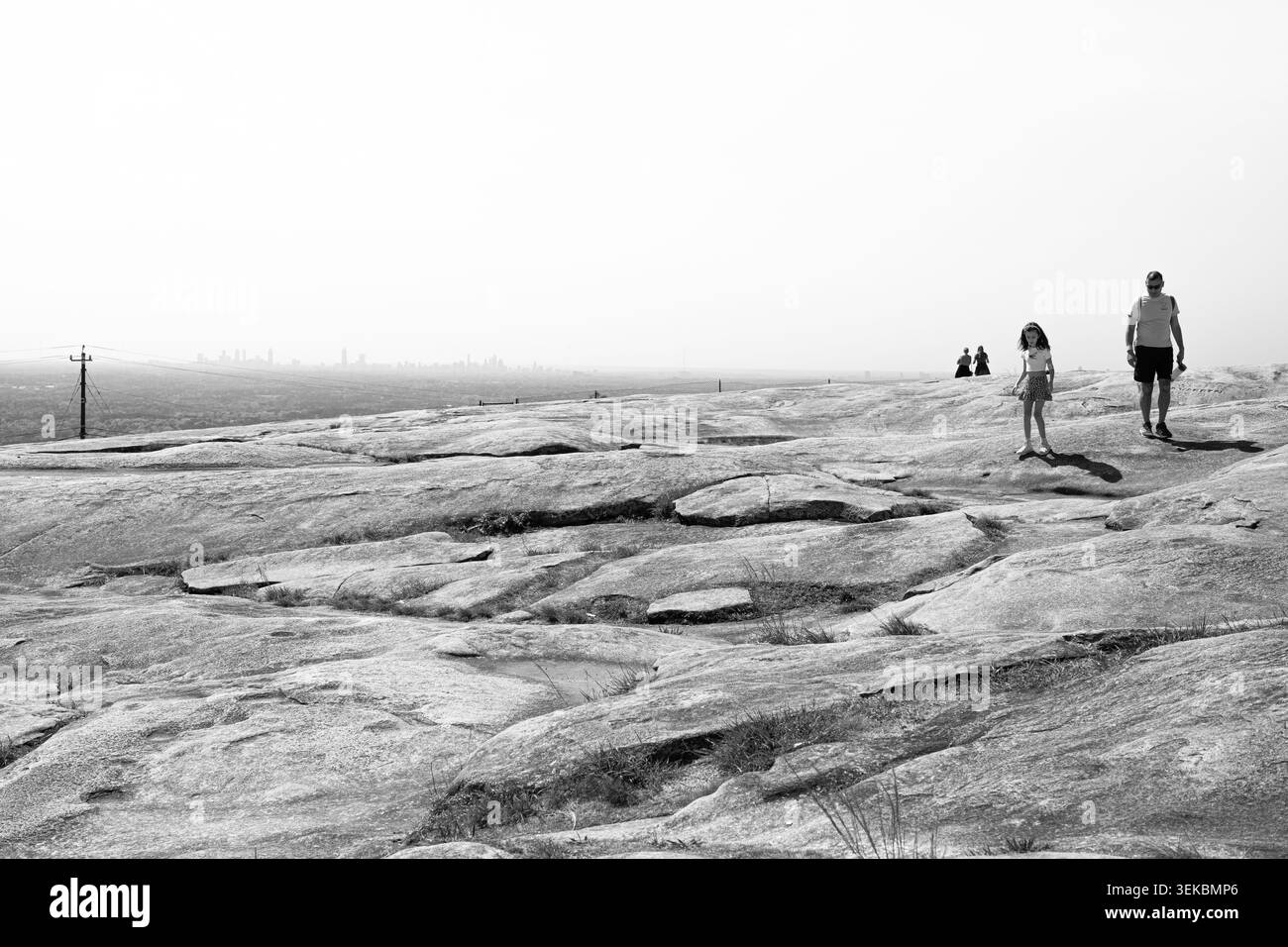 10 avril 2026, les visiteurs explorent les sentiers et attractions pittoresques du parc Stone Mountain, Géorgie, États-Unis. Banque D'Images