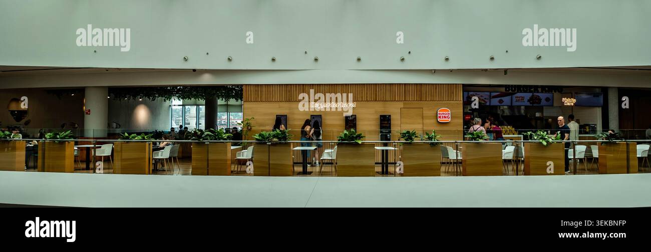 Restaurant Burger King à l'intérieur du centre commercial Toptani, Tirana, Albanie, montrant les kiosques de commande automatique, les lambris, le comptoir et le coin salon. Banque D'Images