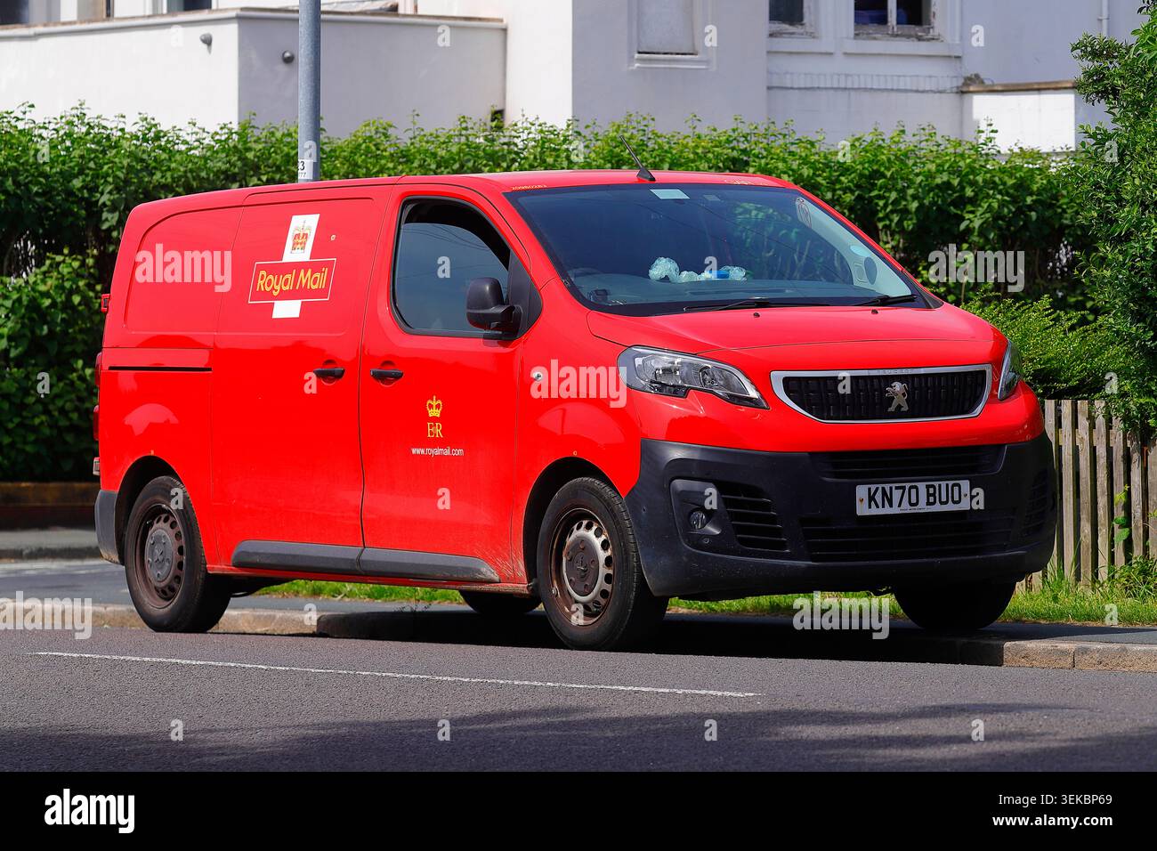 Royal mail van garé pendant les livraisons à Swillington, Leeds, West Yorkshire, Royaume-Uni Banque D'Images