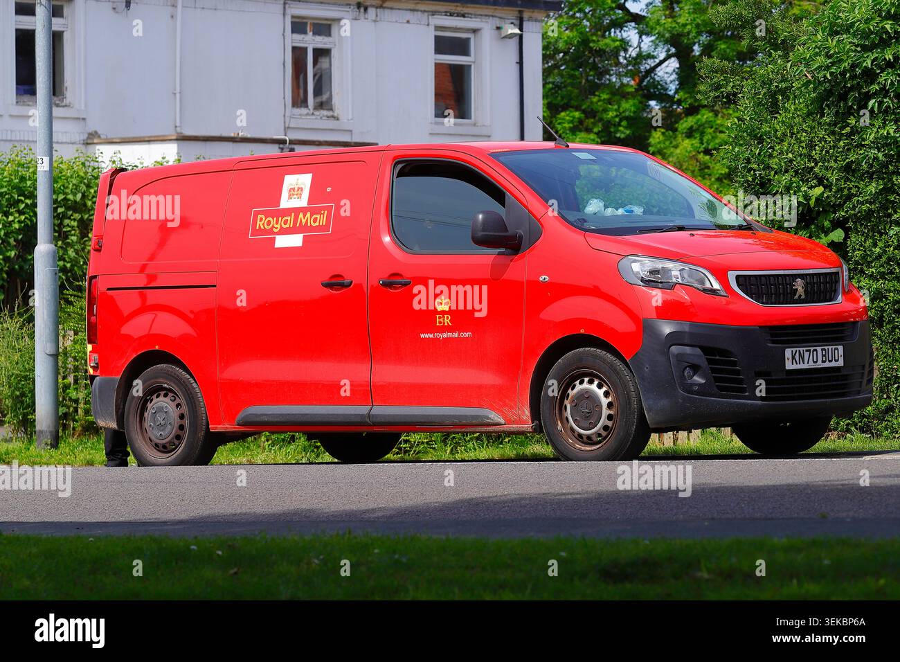 Royal mail van garé pendant les livraisons à Swillington, Leeds, West Yorkshire, Royaume-Uni Banque D'Images