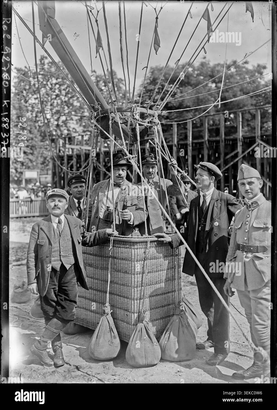 À Colombes, le 9 juin 1924, une photographie de presse enregistre un équipement de télégraphie sans fil à bord d'un ballon transmettant le résultat du match de football Suisse contre Uruguay pendant les Jeux Olympiques au stade Yves du Manoir, reliant l'aviation et la communication sportive. Banque D'Images