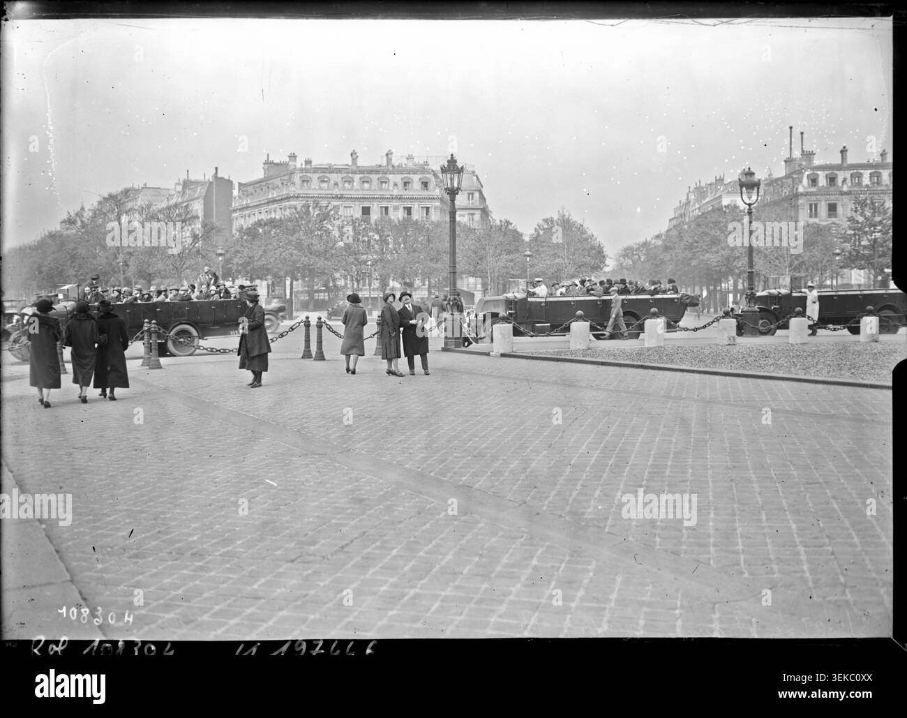 Les visiteurs étrangers participent à une excursion touristique à Paris en 1926. La photographie de presse rapporte une activité de voyage impliquant un bus près de la place Charles-de-Gaulle et documente le tourisme organisé dans la capitale française pendant l'entre-deux-guerres. Banque D'Images