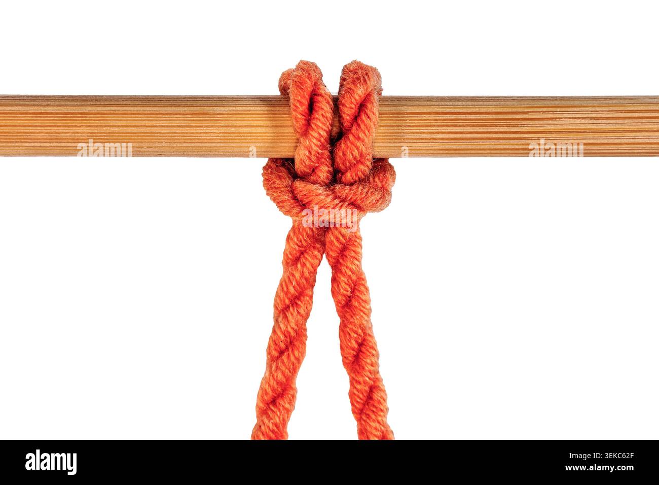 Corde orange nœud de tête d'alouettes fixant la surface lisse de la tige en bois Banque D'Images
