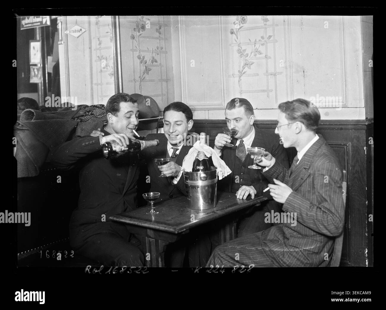 Une promotion du champagne connue sous le nom de quinzaine de Champagne a eu lieu à Paris le 5 décembre 1932, et l'Agence Rol a enregistré l'événement dans une photographie de presse associée aux restaurants et à la consommation de champagne. Banque D'Images