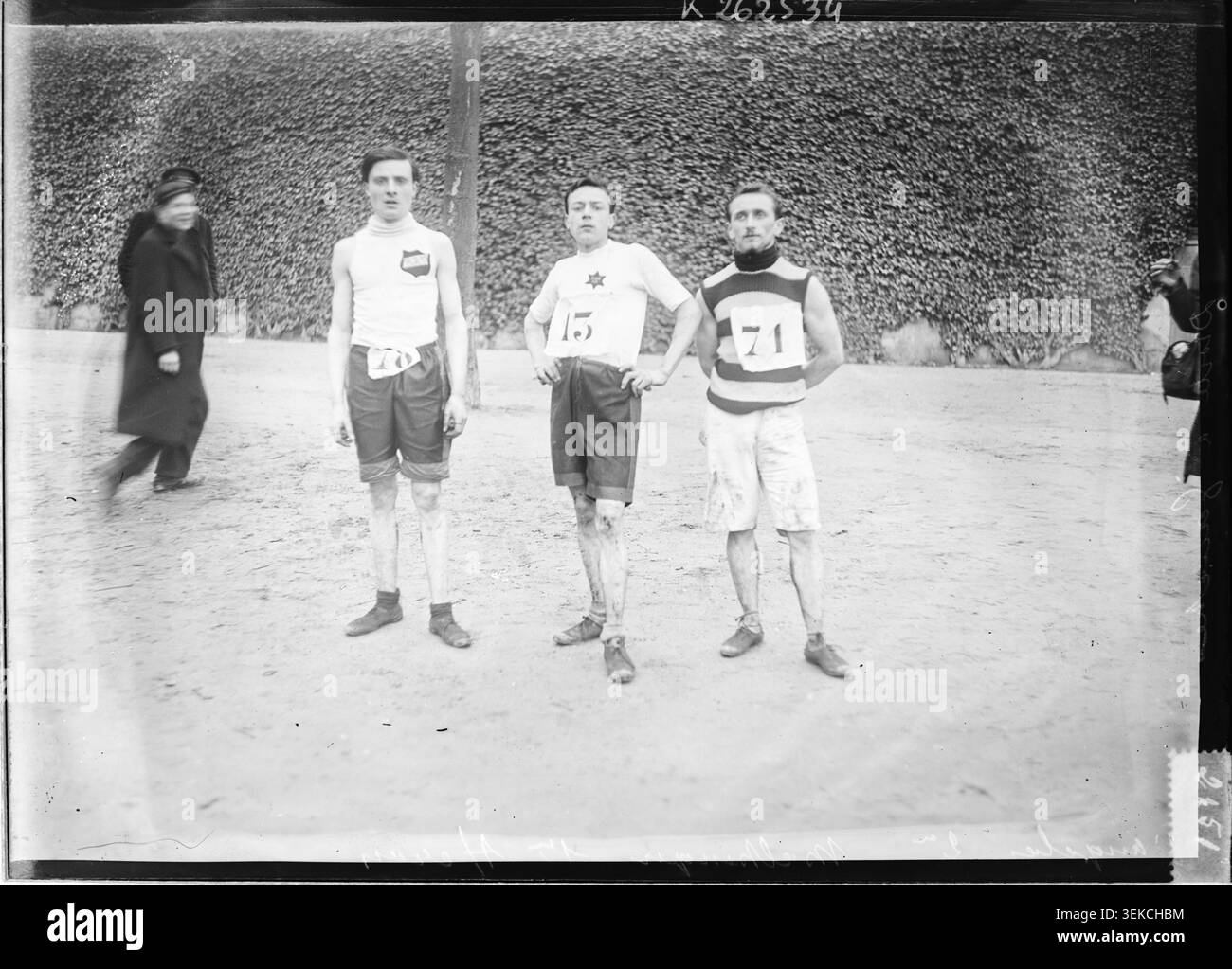 Agnellet, Mellinger et Héron se retrouvent en ordre après les championnats de cross-country des sociétés de préparation militaire à Saint-Cloud le 10 mars 1907. La photographie de presse conserve un portrait collectif des principaux concurrents d’une épreuve d’athlétisme française. Banque D'Images