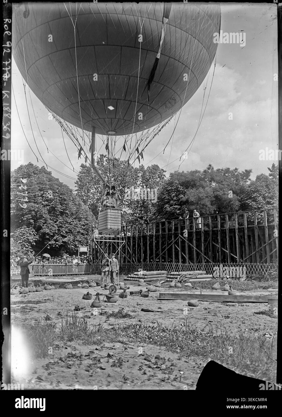 Des équipements de télégraphie sans fil ont été utilisés à bord d'un ballon à Colombes le 9 juin 1924 pour transmettre le résultat du match Suisse contre Uruguay. La photographie de presse de l’Agence Rol rend compte de l’activité de communication au stade Yves du Manoir pendant les Jeux Olympiques. Banque D'Images