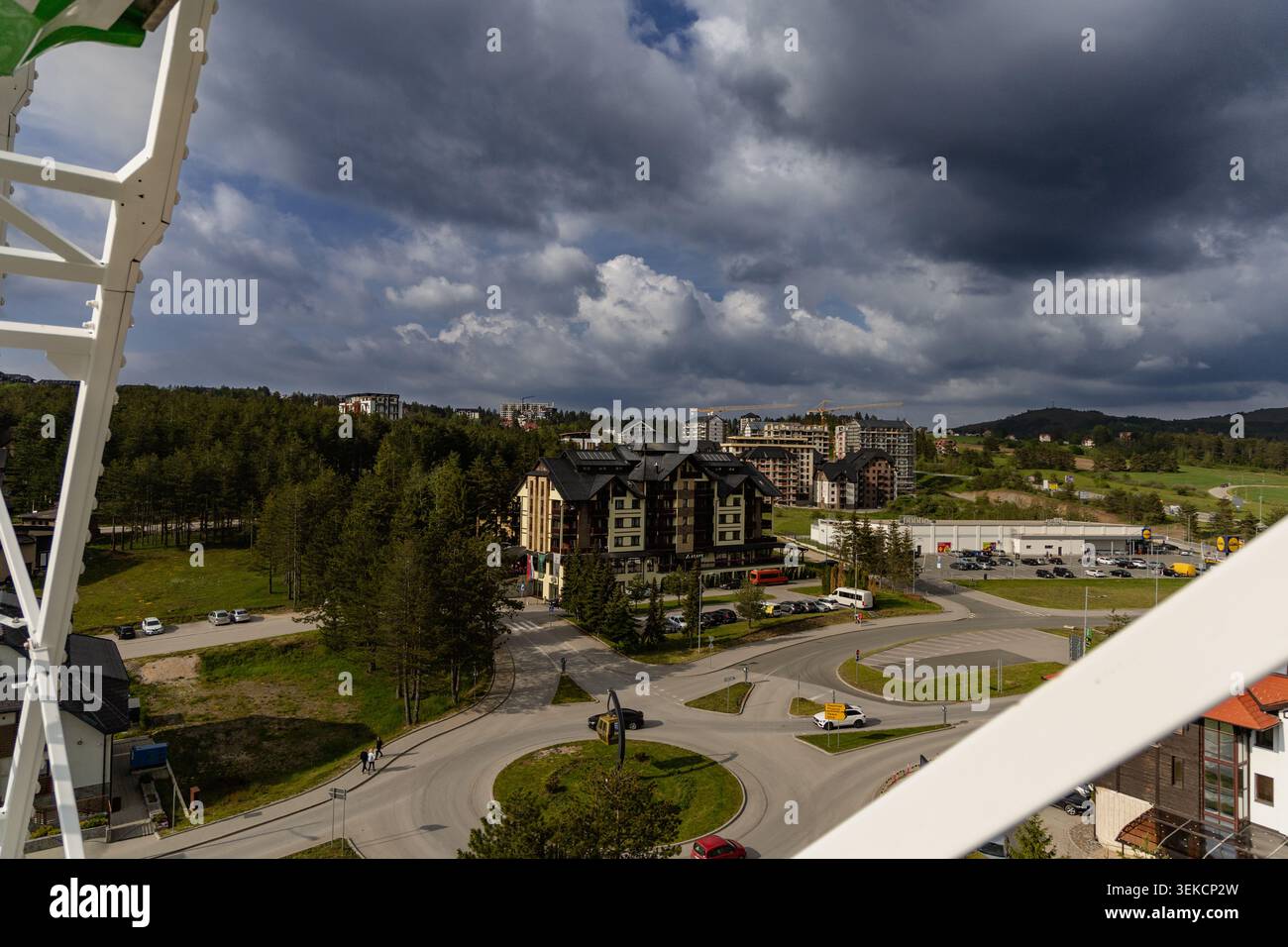 Serbie Zlatibor 24.05.2026 rond-point de la ville de montagne sous des nuages de tempête dramatiques Banque D'Images