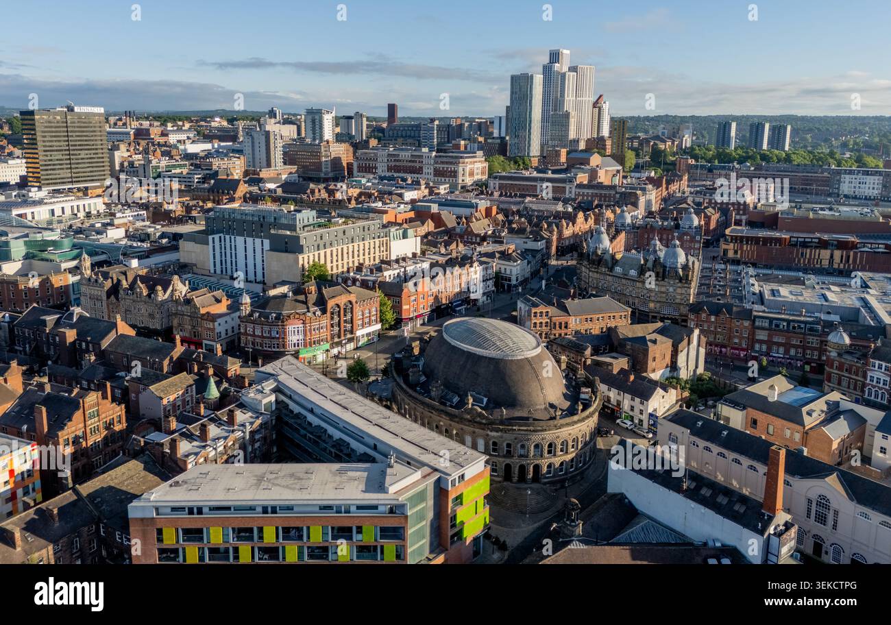 Centre-ville de Leeds, West Yorkshire, vue aérienne montrant la ligne d'horizon urbaine, les bâtiments commerciaux et les rues du nord de l'Angleterre Banque D'Images