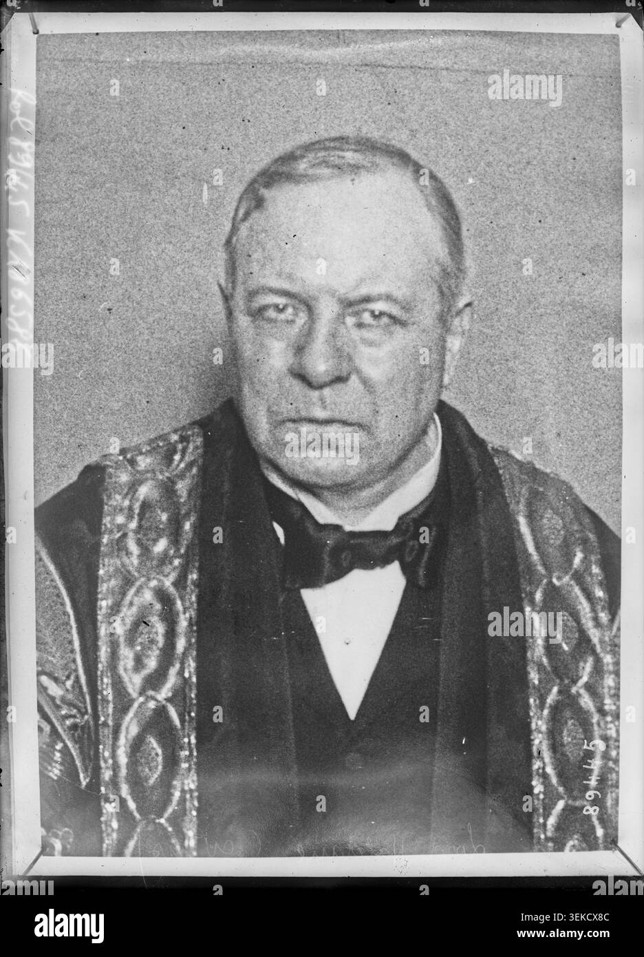 Richard Burdon Haldane apparaît dans une photographie de presse monochrome de l'entre-deux-guerres conservée dans les archives de l'Agence Rol. Le portrait formel enregistre la figure politique britannique dans un style studio associé aux portraits de journaux au début du XXe siècle. Banque D'Images
