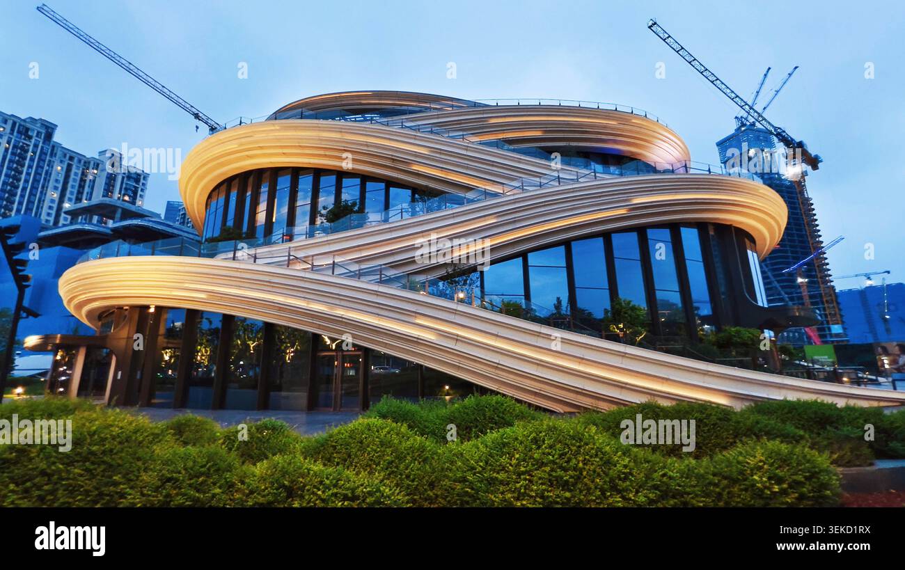 SHANGHAI, CHINE - 1er JUIN 2026 - la vue nocturne de l'architecture d'art publique Orbit sur la rive ouest, conçue par le studio Heatherwick dirigé par l'architecte de renommée mondiale Thomas Heswick, Shanghai, Chine, le 1er juin 2026. Banque D'Images