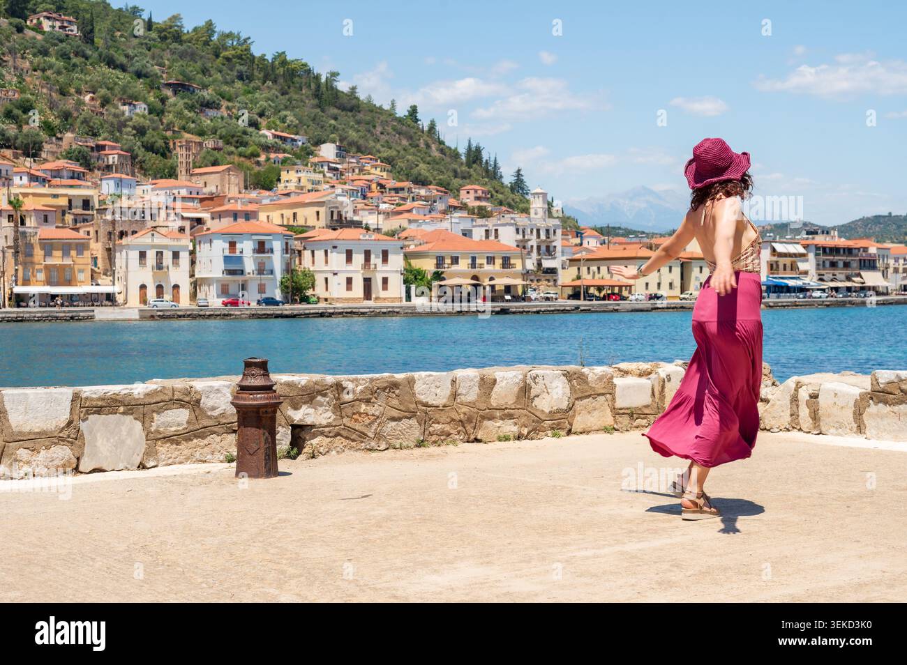 Femme appréciant Waterfront View à Gythio, Grèce Banque D'Images