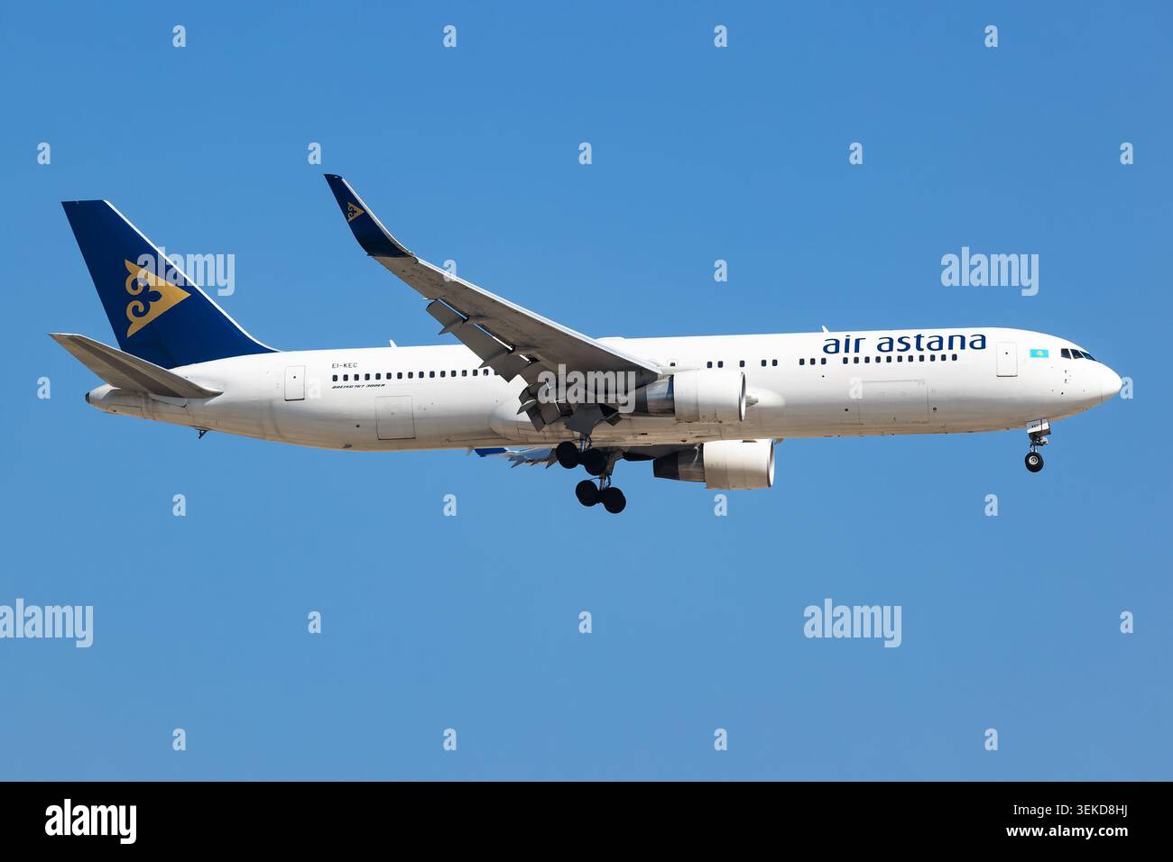 Boeing 767-300 d'Air Astana (EI-KEC) en approche d'atterrissage à l'aéroport international DXB de Dubaï le 23 novembre 2025 Banque D'Images