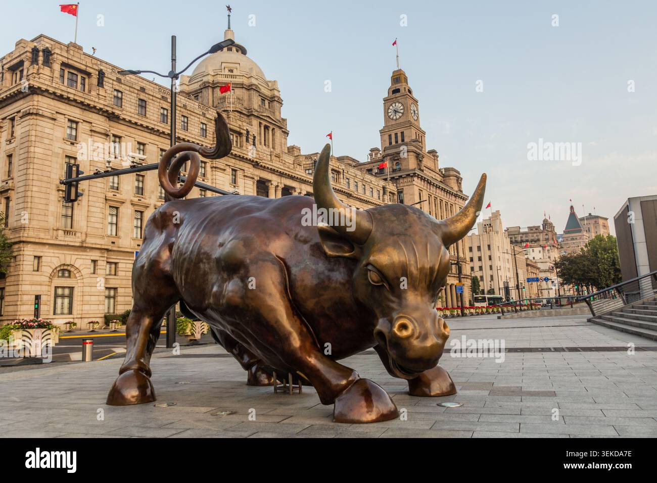 SHANGHAI, CHINE - 24 OCTOBRE 2019 : Bund Financial Bull à Shanghai, Chine Banque D'Images