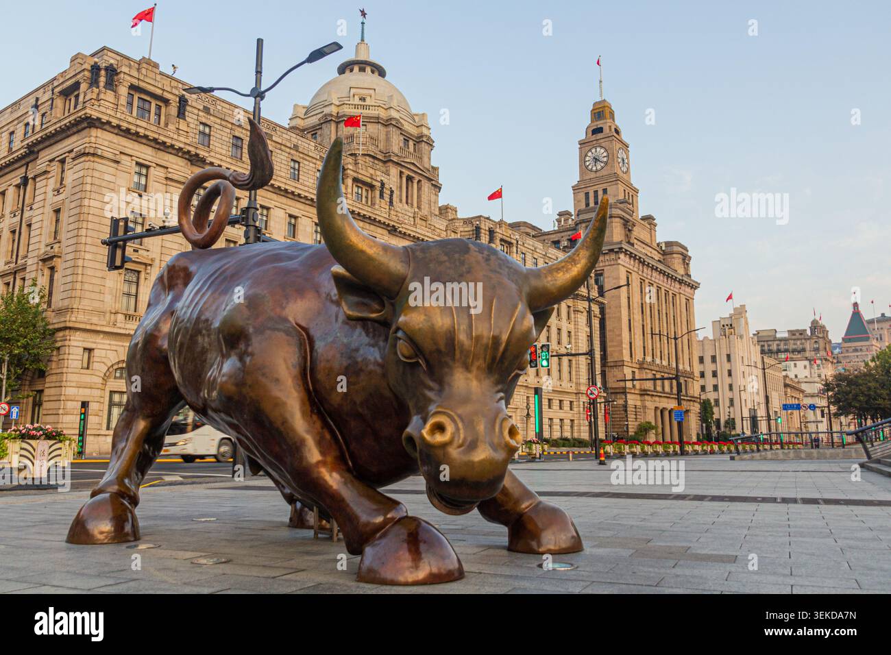 SHANGHAI, CHINE - 24 OCTOBRE 2019 : Bund Financial Bull à Shanghai, Chine Banque D'Images