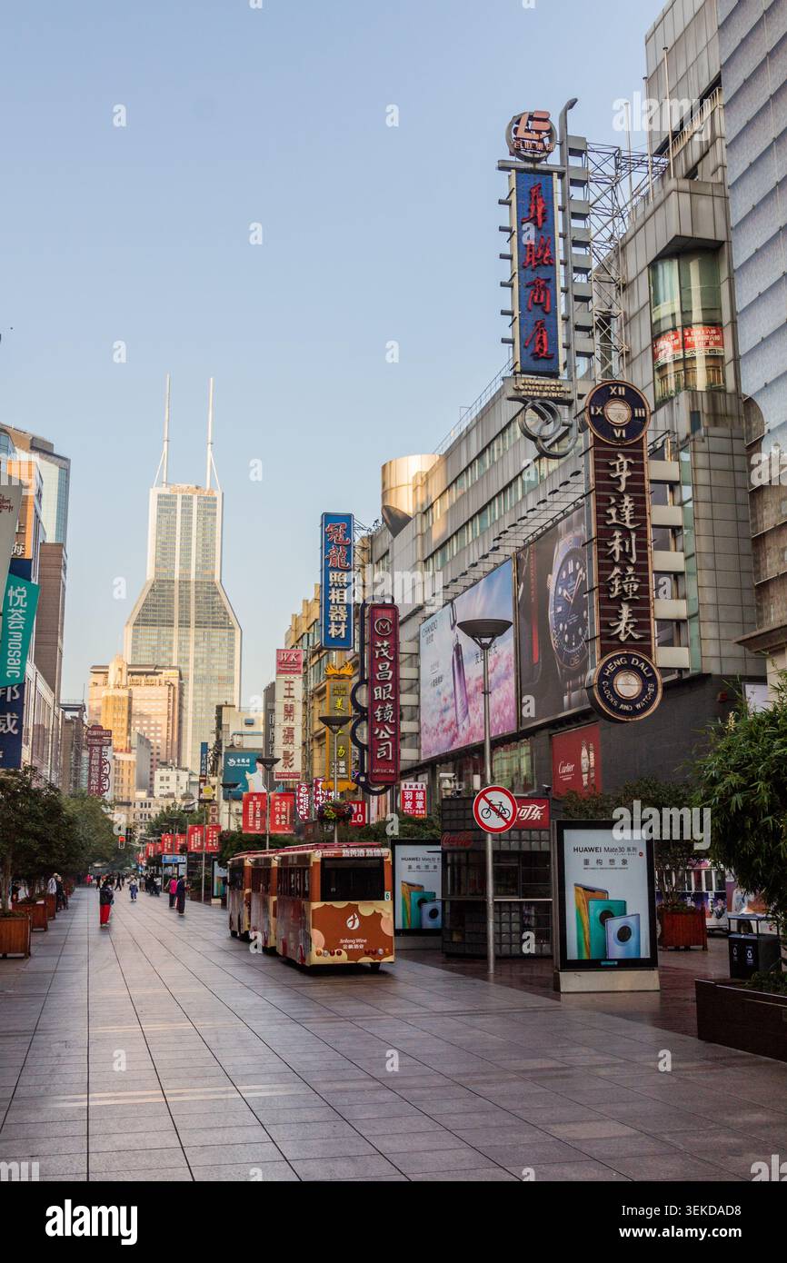 SHANGHAI, CHINE - 24 OCTOBRE 2019 : route piétonne de Nanjing à Shanghai, Chine Banque D'Images