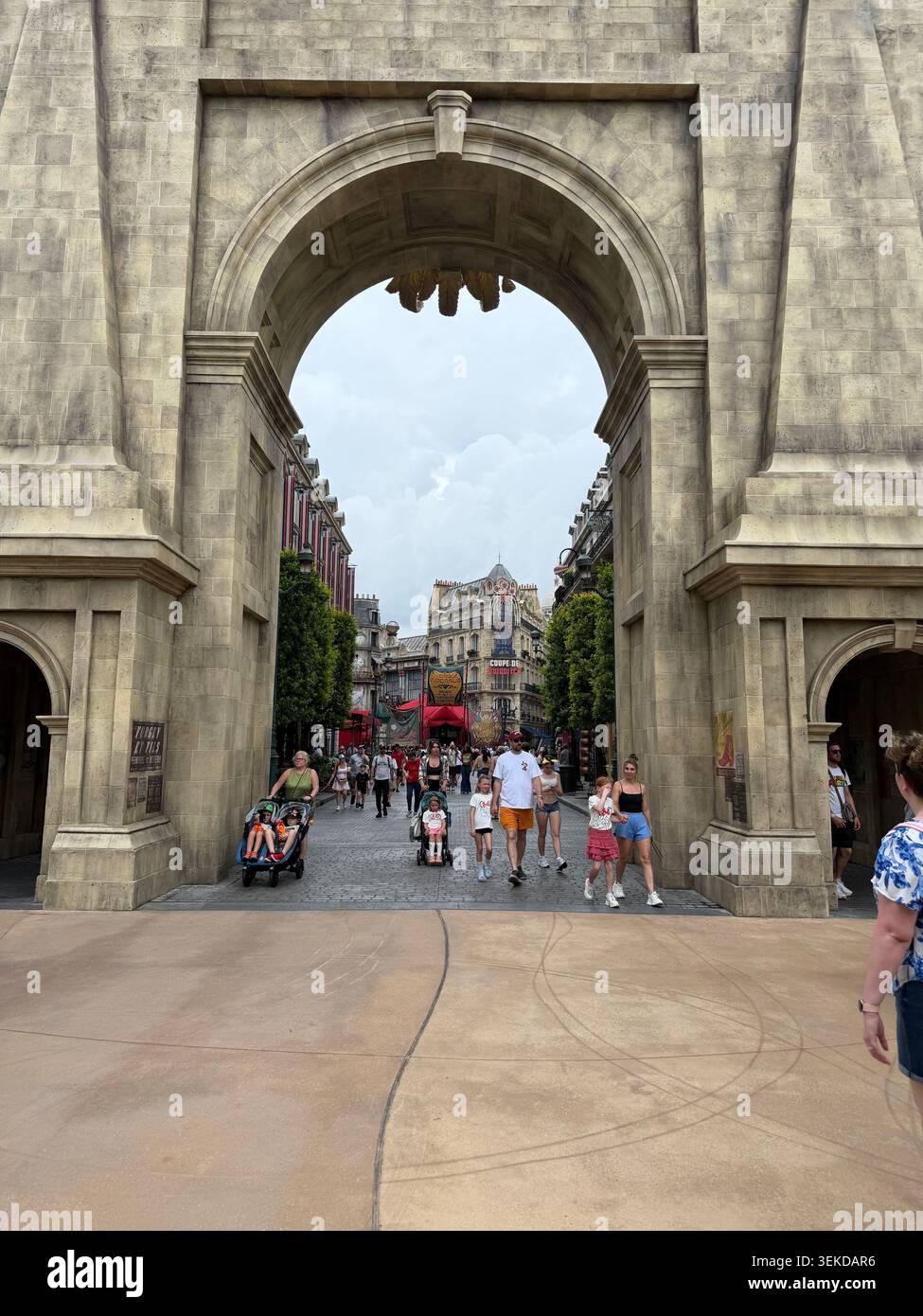 ORLANDO, FL - 1er JUIN 2026 : une vue symétrique regardant à travers l'arche de pierre massive du front de mer de Londres vers les rues à thème de la ville au-delà Banque D'Images