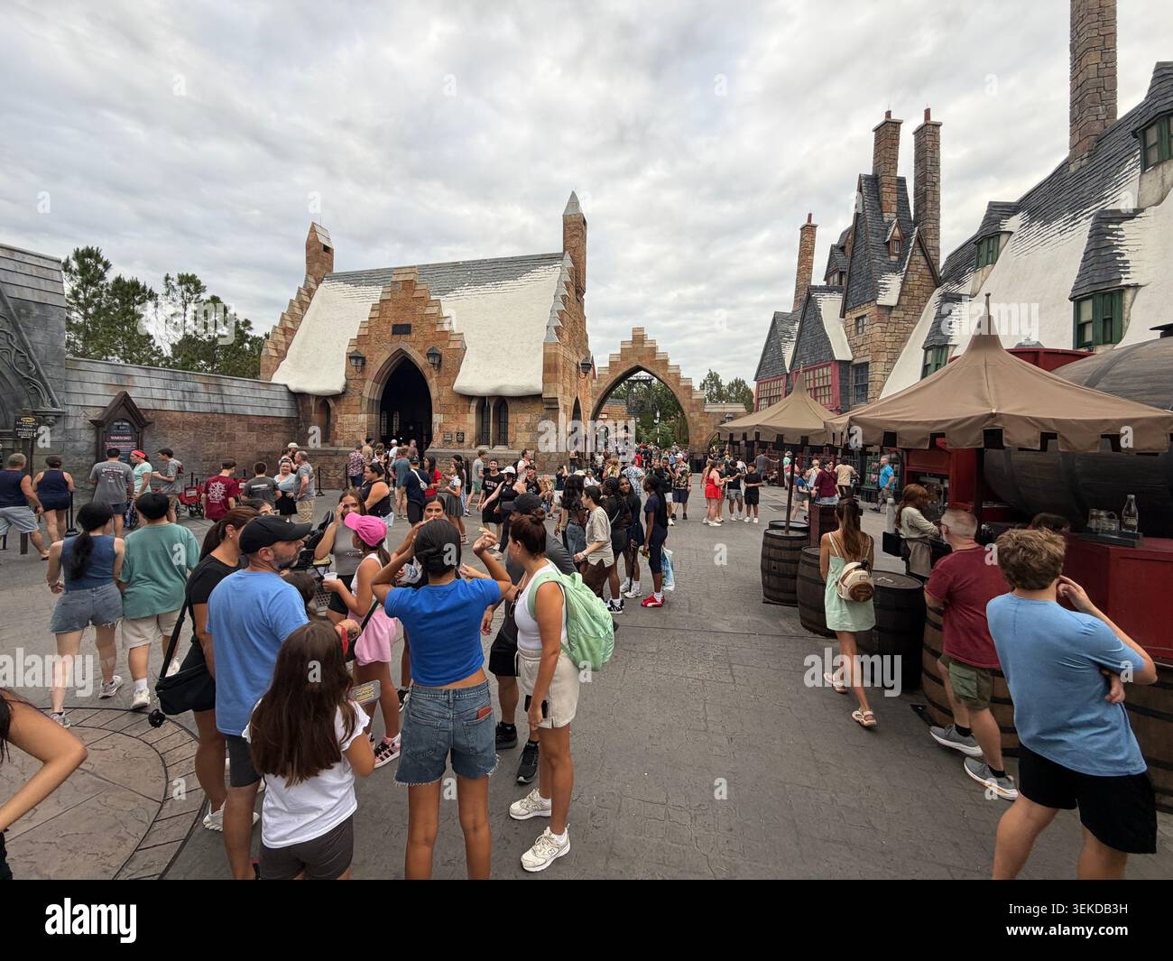 ORLANDO, FL - 31 mai 2026 : une vue d'ensemble des touristes du parc à thème explorant les rues enneigées du village de Hogsmeade à Islands of Adventure. Banque D'Images