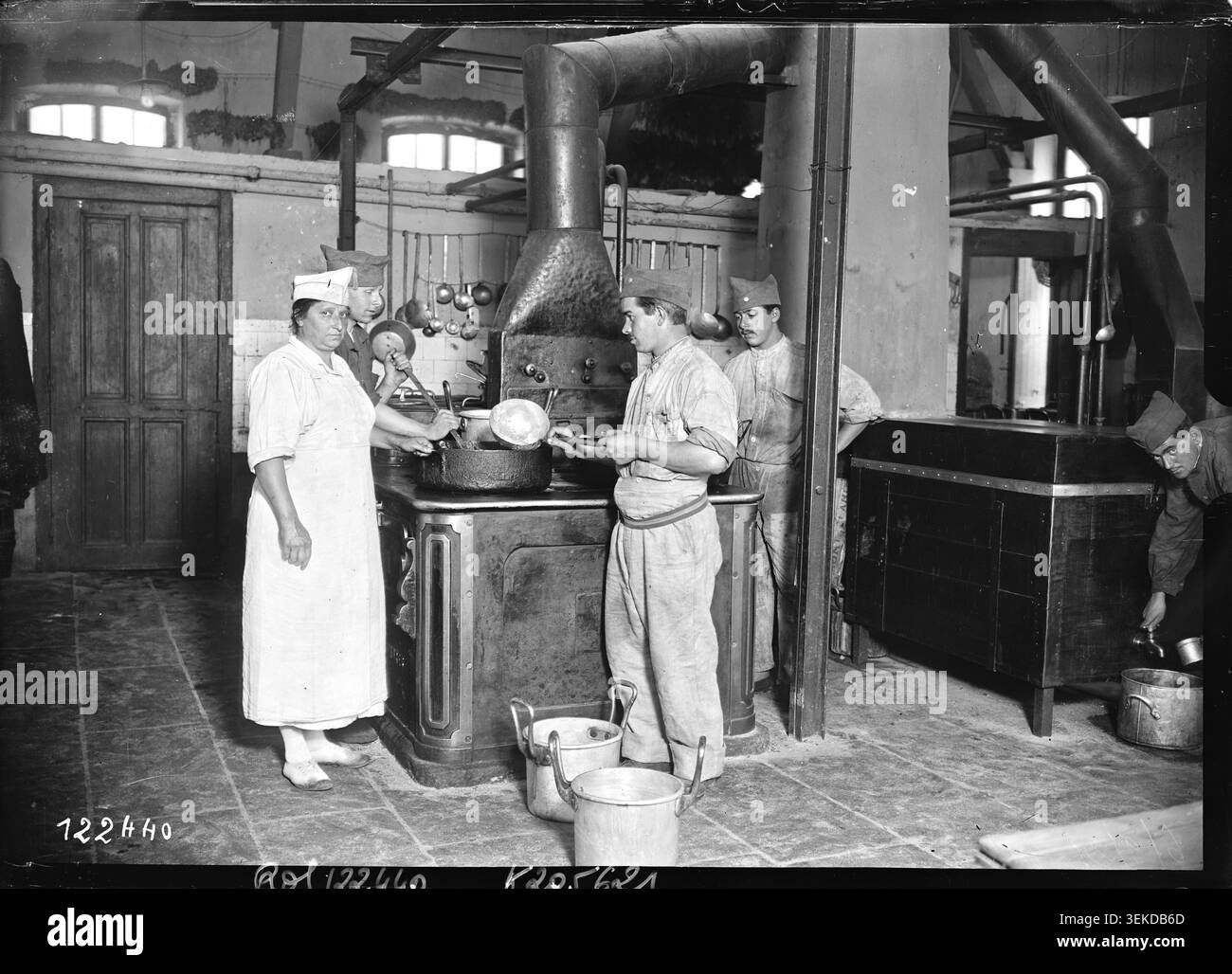 Mme Jacques, chef cuisinière du 31e régiment, apparaît sur une photographie de presse commandée par l'Agence Rol le 6 septembre 1927. Le portrait documente les services de restauration militaire et le personnel de l'armée en France pendant l'entre-deux-guerres. Banque D'Images