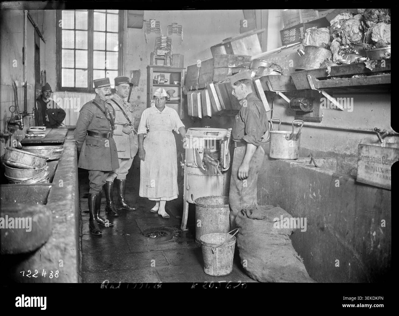 Une photographie de presse datée du 6/9/27 enregistre Madame Jacques, identifiée comme chef cuisinière de la 31e unité. L'image d'actualité monochrome concerne les services de restauration des forces armées en France et inclut le personnel associé au service militaire pendant l'entre-deux-guerres. Banque D'Images