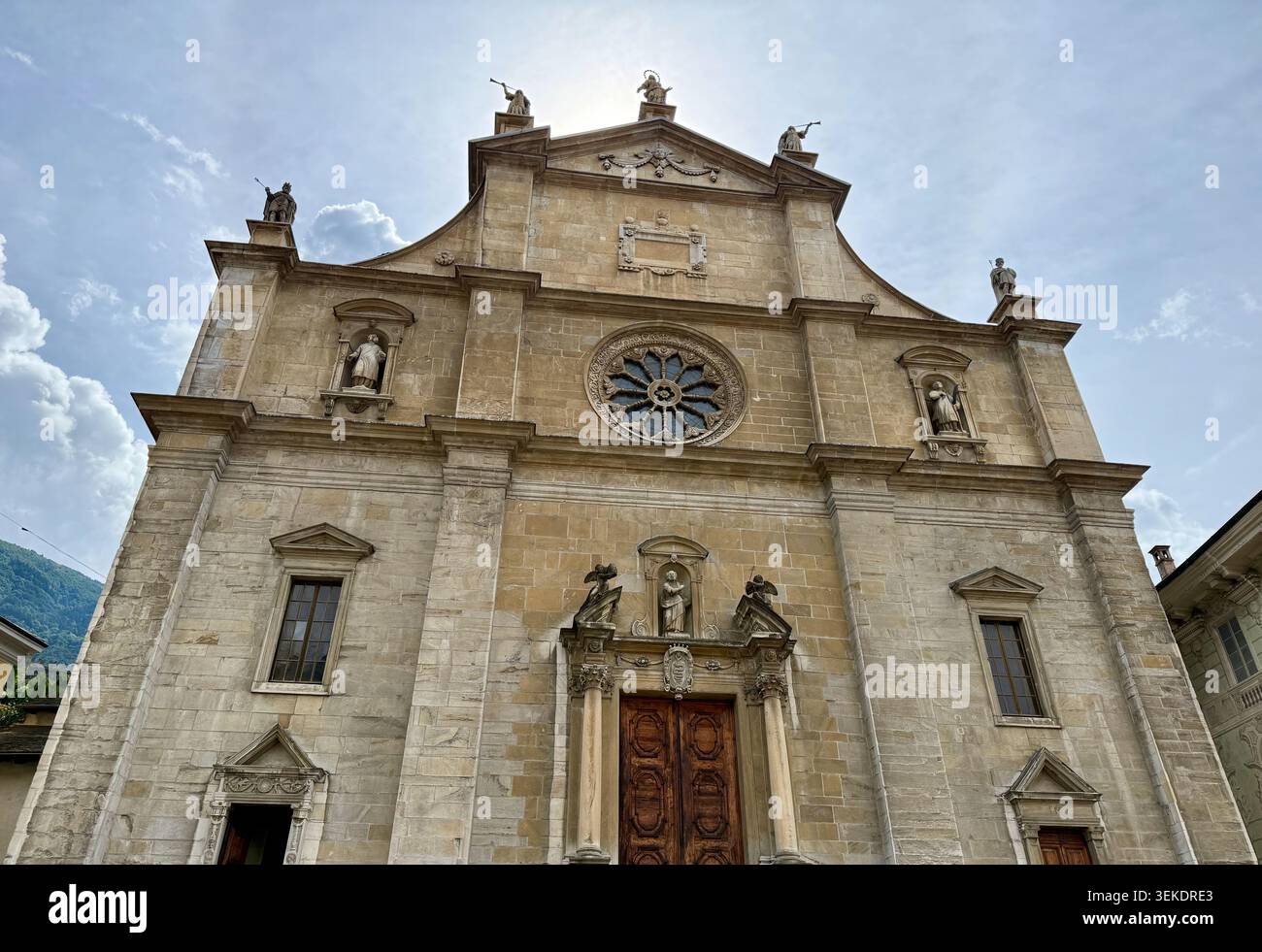 Façade de l'église baroque avec fenêtre Rose et statues Locarno Suisse - Image de stock capturée avec un smartphone