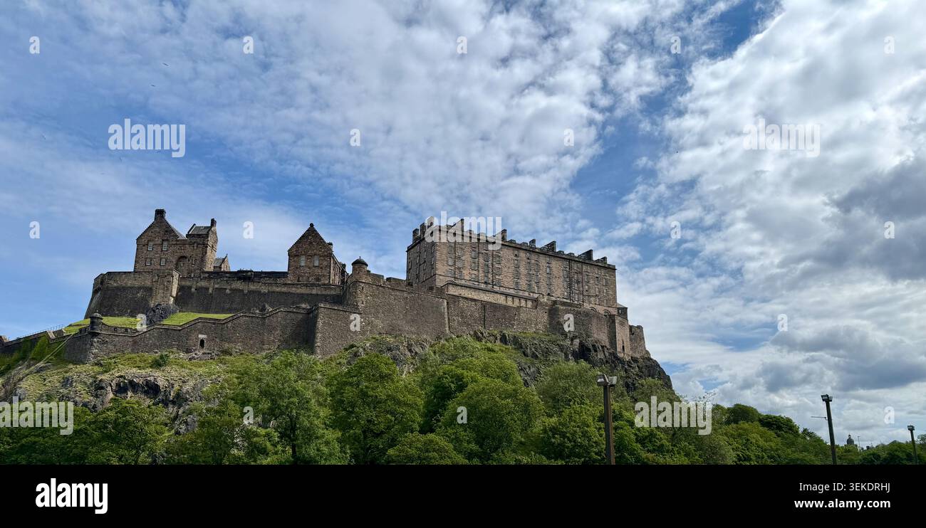 Vue panoramique sur le château d'Édimbourg depuis Princes Street Gardens Banque D'Images