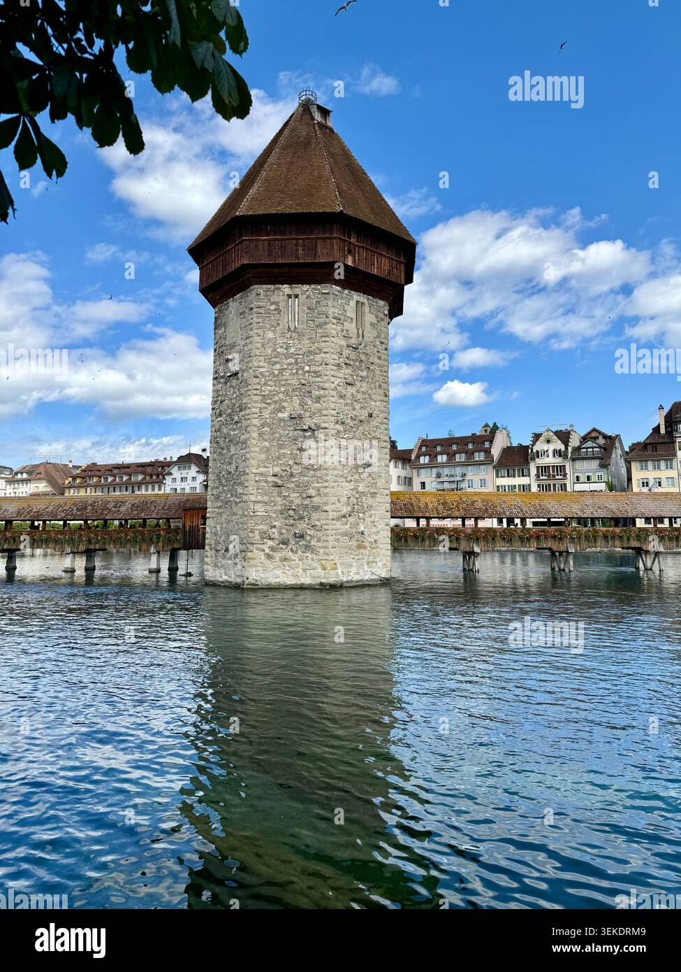 Réflexion du château d'eau de Lucerne Kapellbruecke dans la rivière Reuss en Suisse - Image de stock capturée avec un smartphone