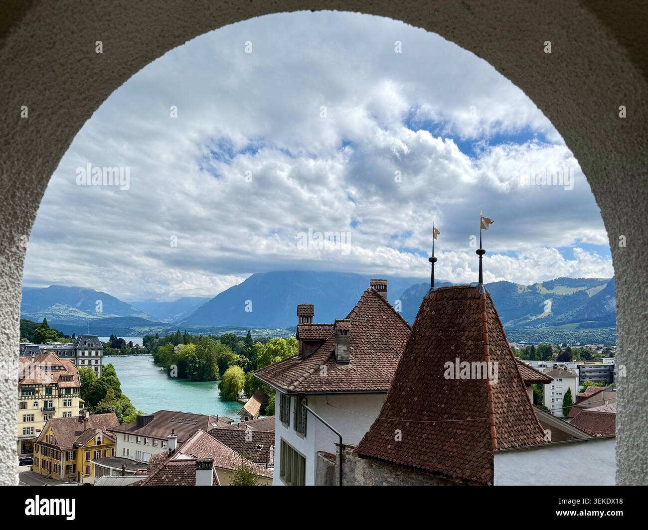 Thun Castle Arch Window vue sur l'Aar et les Alpes Suisse - Image de stock capturée avec un smartphone