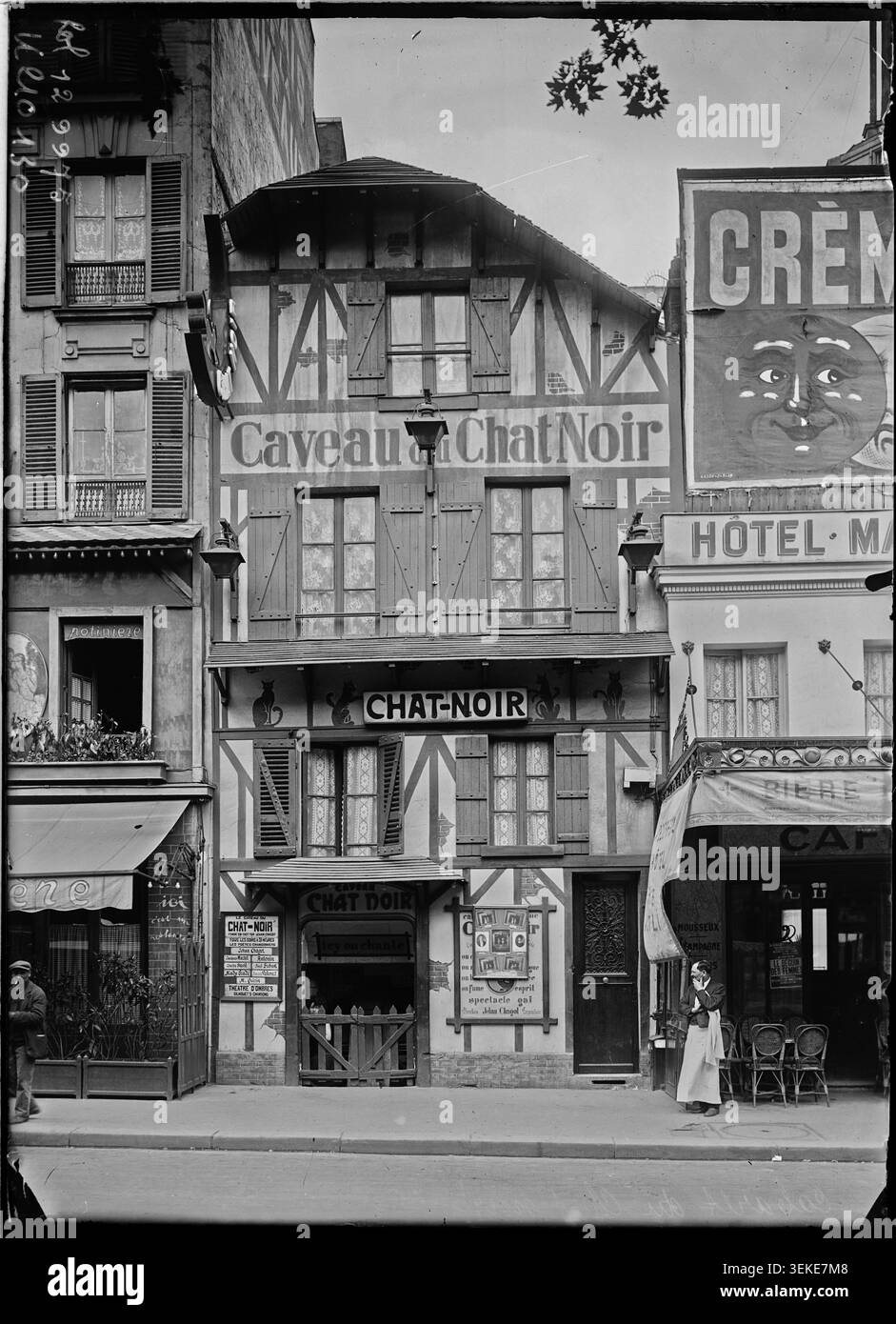 Le Cabaret du Chat noir opère dans le 18ème arrondissement de Paris en 1928. La photographie de presse de l'Agence Rol enregistre le lieu connu sous le nom de Black Cat, capturant les clients et l'activité sociale du cabaret dans le contexte de la vie nocturne de Montmartre. Banque D'Images