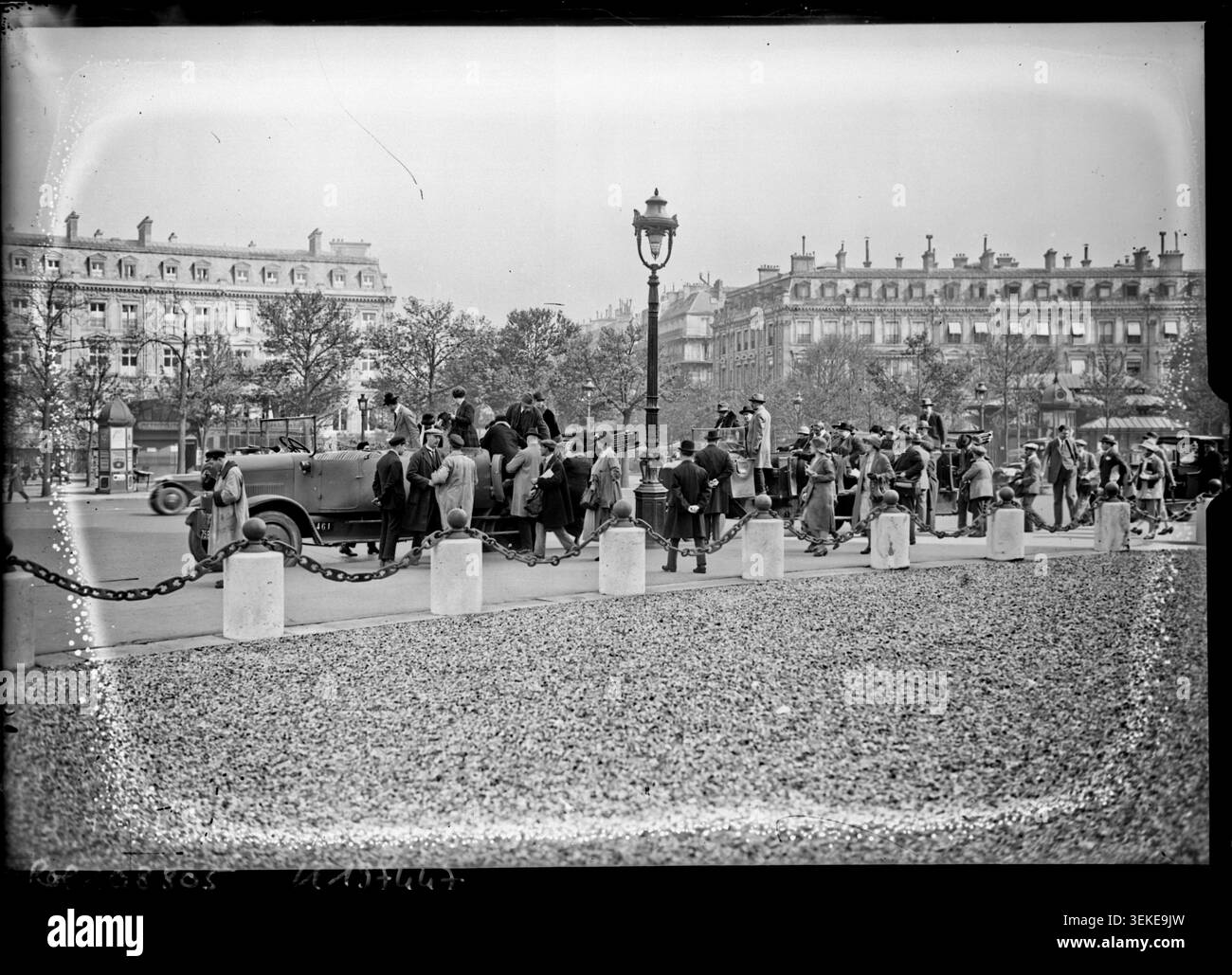 Les visiteurs étrangers participent à une visite touristique à Paris en 1926. La photographie de presse enregistre une excursion en bus près de la place Charles-de-Gaulle et documente les activités de voyage organisées dans la capitale française pendant l'entre-deux-guerres. Banque D'Images