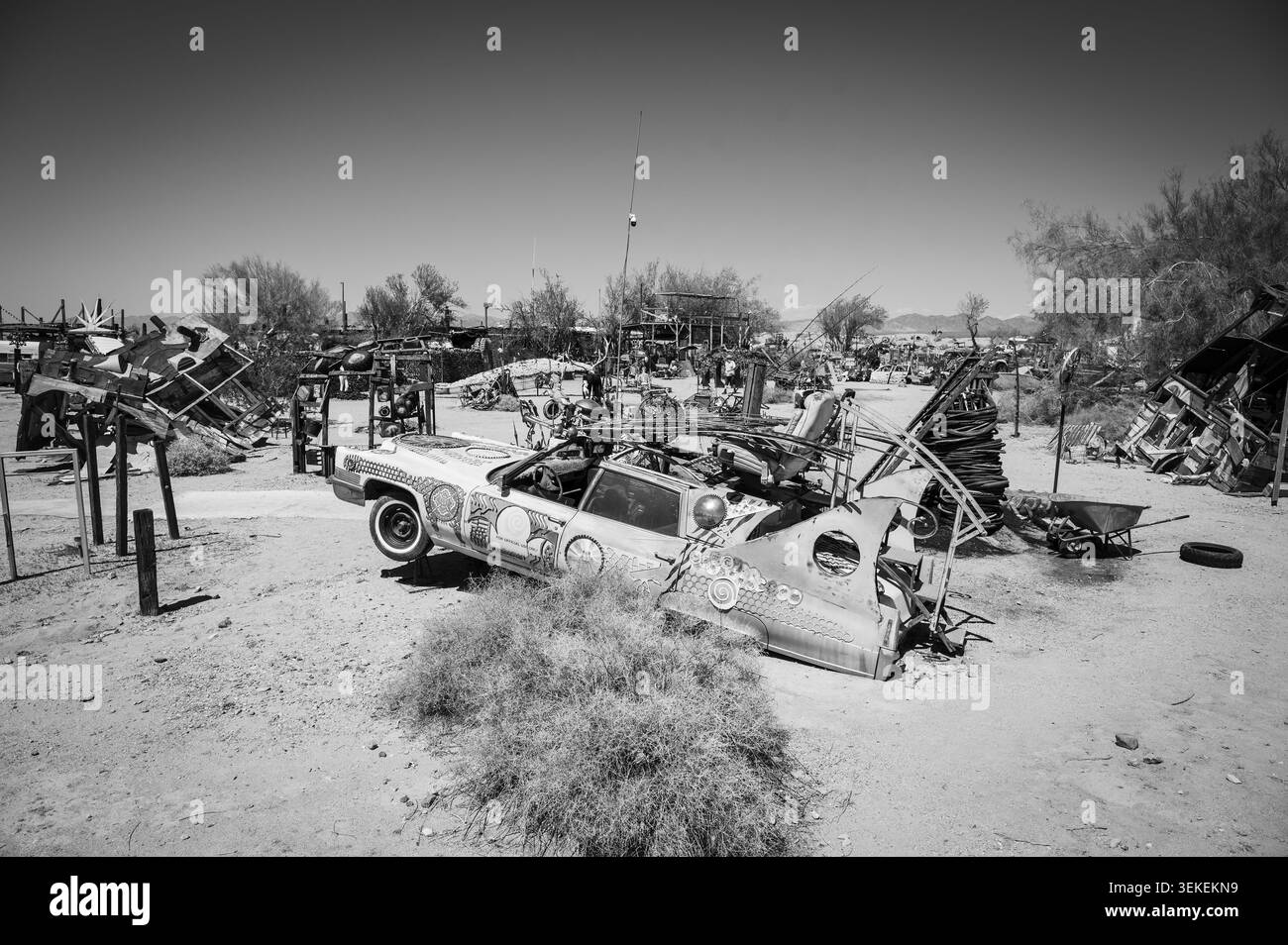 Une zone connue sous le nom de Jésus oriental dans la communauté informelle des artistes de Slab City, près de la mer de Salton en Californie, États-Unis. Image en noir et blanc. Banque D'Images