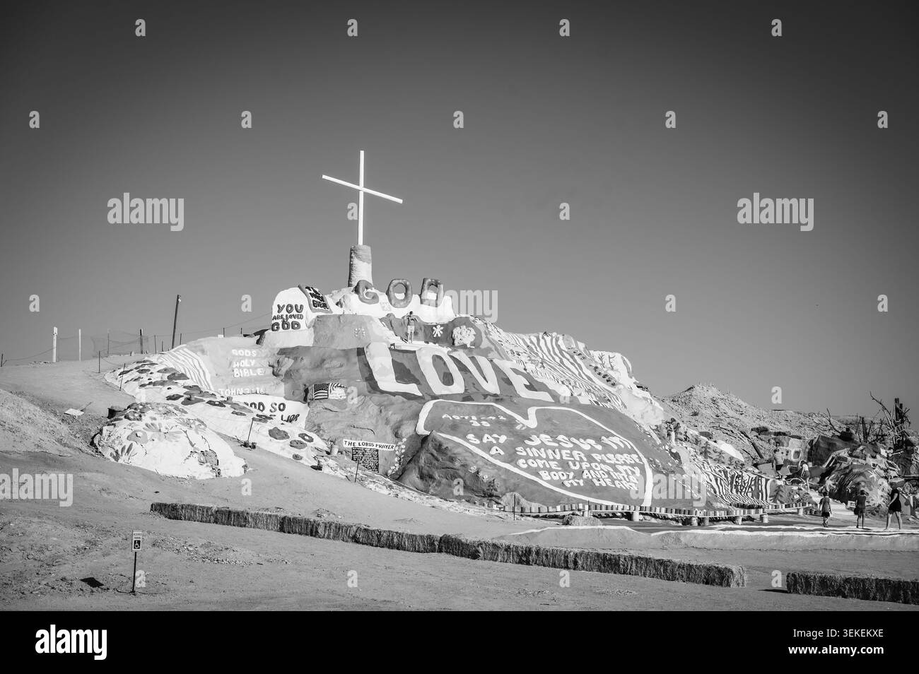 Salvation Mountain dans la communauté informelle des artistes de Slab City, près de la mer de Salton en Californie, États-Unis. Image en noir et blanc. Banque D'Images