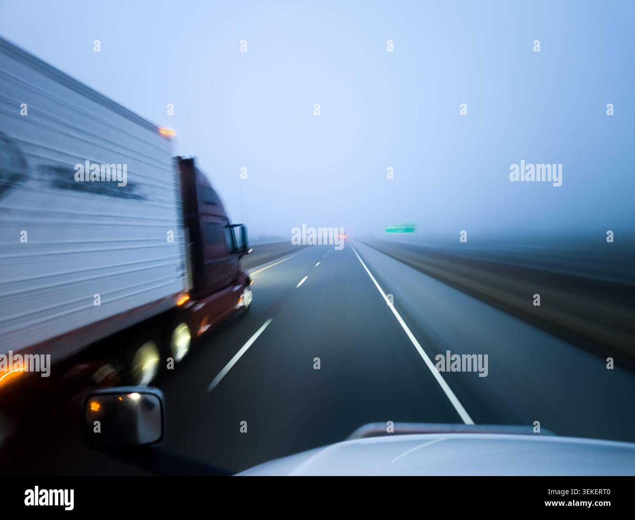 Vue depuis le pare-brise de voiture conduisant derrière un gros camion de marchandises sur l'autoroute Banque D'Images
