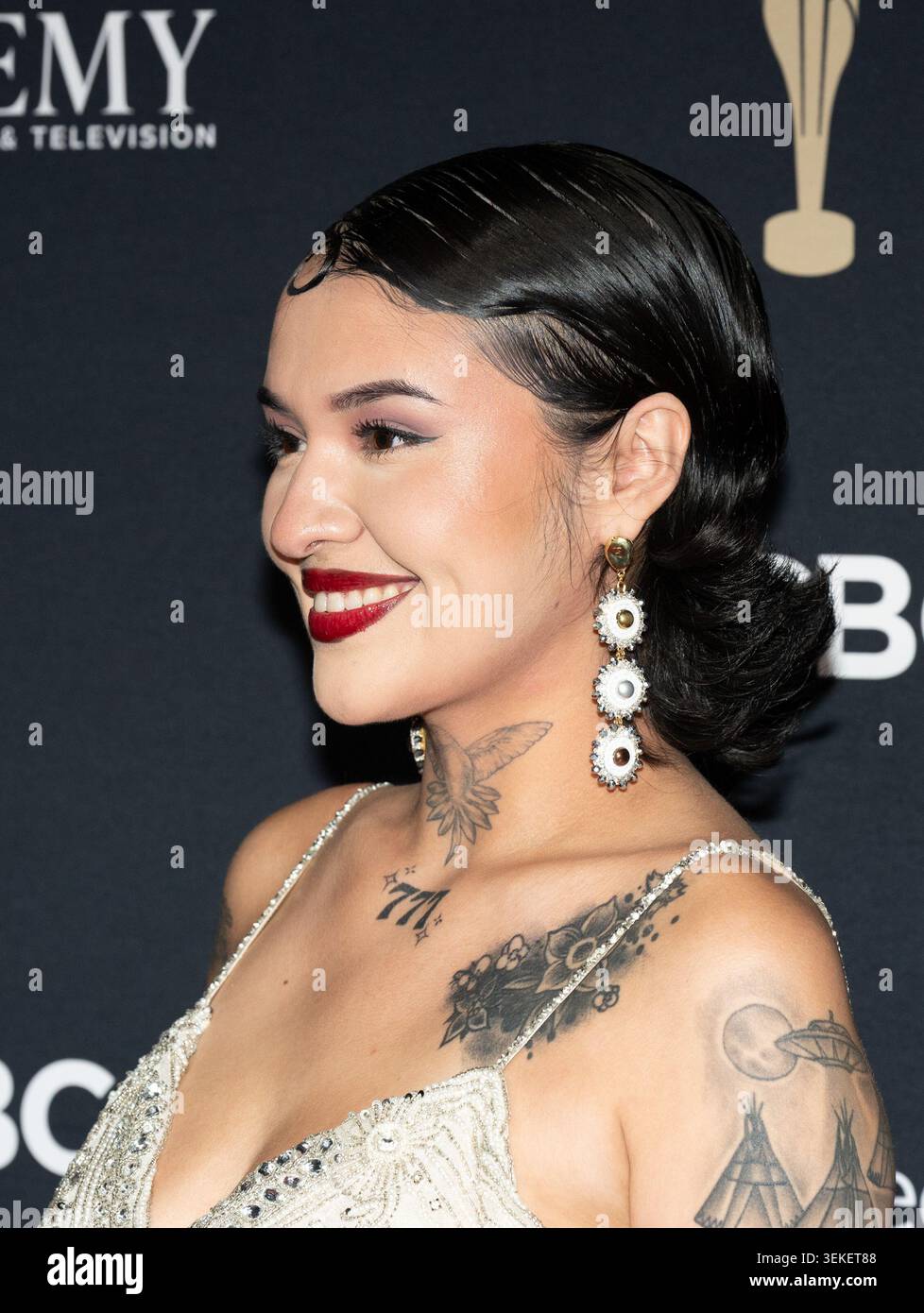 Tia Wood, chanteuse-compositrice de pop crie et salish, assiste au 14e Canadian Screen Awards. L’Académie canadienne du cinéma et de la télévision a remis ses plus grands honneurs dimanche soir lors de la 14e cérémonie des Canadian Screen Awards, avec la drame de hockey queer Heated Rivalry qui remporte la meilleure série dramatique et le meilleur interprète principal pour Hudson Williams. La série a terminé la semaine de l'écran canadien avec un record de 16 prix sur 18 nominations. Le comédien Mike Myers a reçu le Academy Icon Award. Les prix annuels soulignent les réalisations exceptionnelles dans les médias cinématographiques, télévisuels et numériques canadiens. Banque D'Images