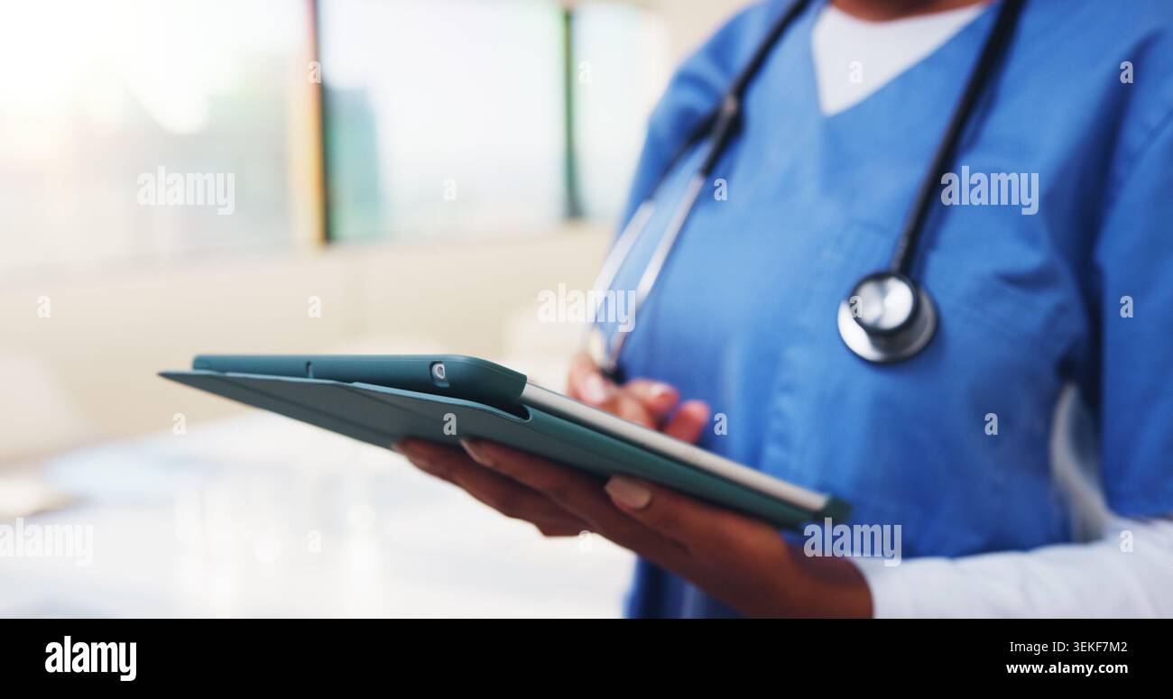 Recherche, infirmière et tablette avec les mains de la femme à l'hôpital pour le rapport de soins de santé, la planification et le calendrier de chirurgie. Examen médical, dossiers numériques et Banque D'Images