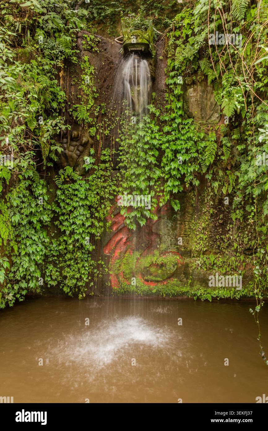 Petite cascade artificielle de dragon à le Shan, province du Sichuan, Chine Banque D'Images