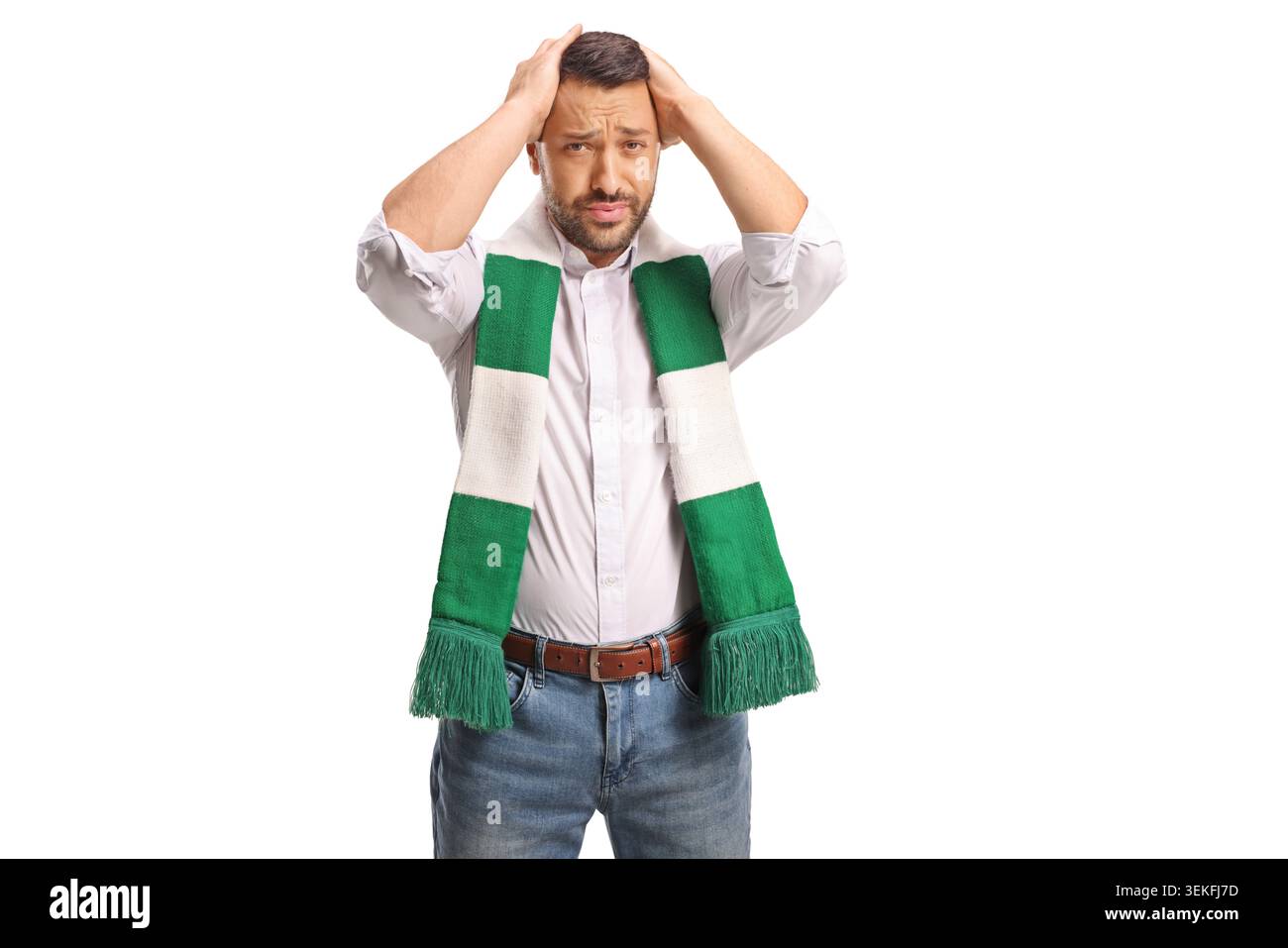 Fan de football déçu tenant sa tête dans l'incrédulité après une perte isolée sur fond blanc Banque D'Images