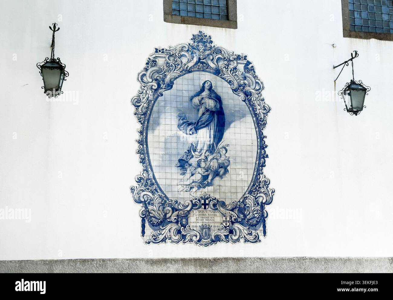 Guimaraes Portugal 20 mai 2025 panneau décoratif en carreaux de céramique monté sur la surface du mur extérieur. L'ornement bleu représente la figure dans le Portugu traditionnel Banque D'Images