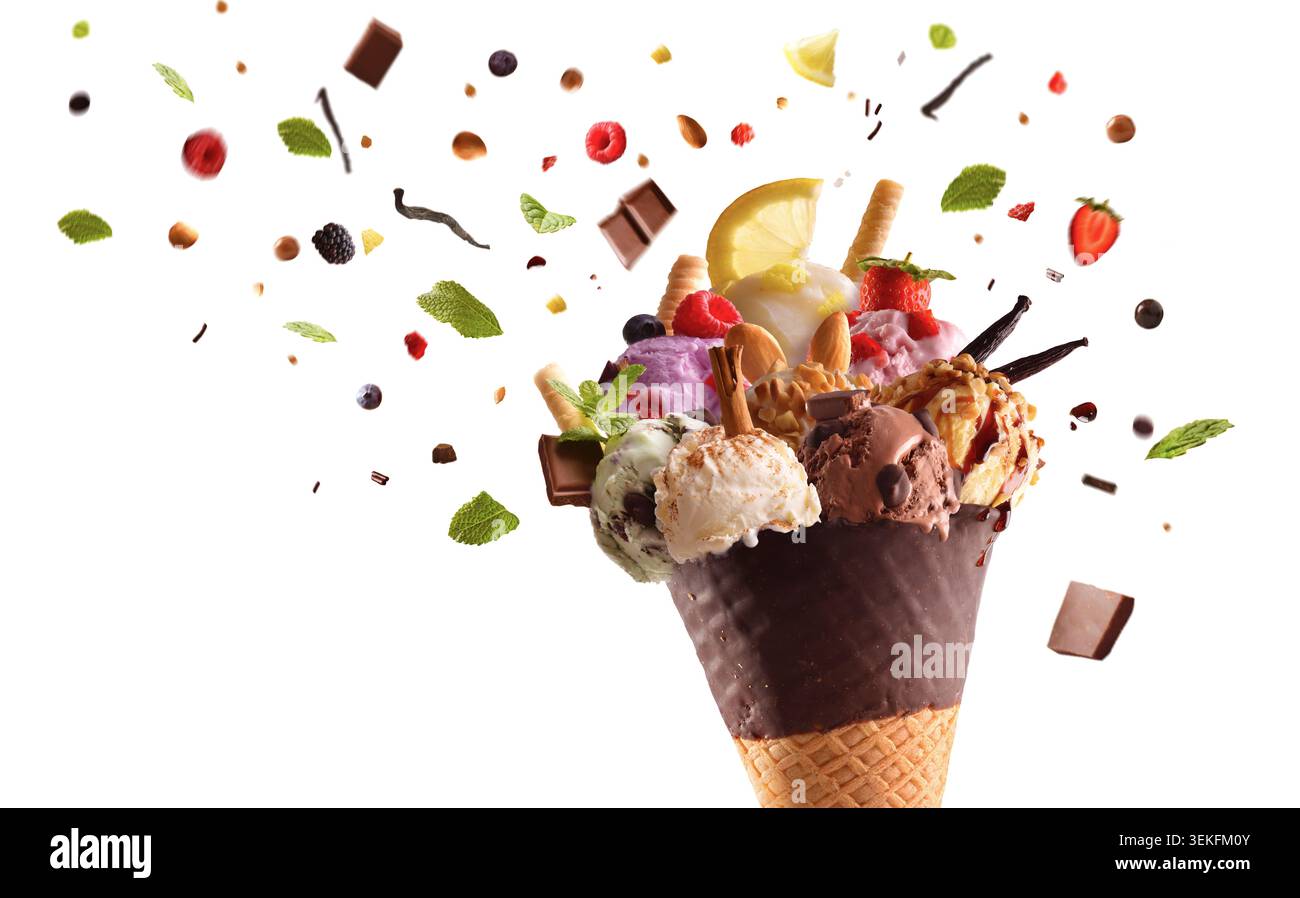 Grand cornet de crème glacée gastronomique rempli de cuillères assorties, fruits, noix, chocolat et ingrédients flottants isolés sur un fond clair. Banque D'Images