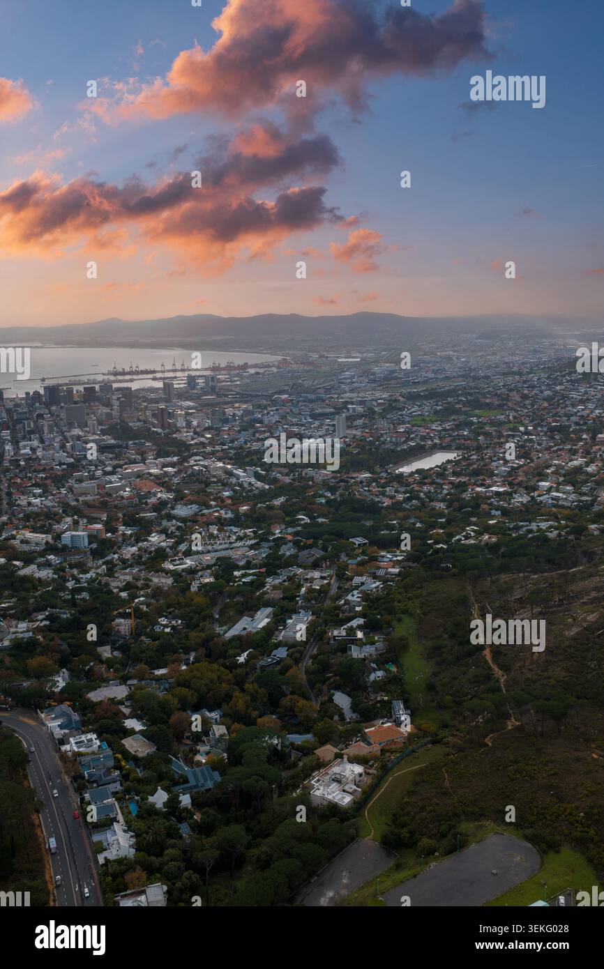 Vue aérienne du coucher du soleil sur le Cap, le port de table Bay et table Mountain Banque D'Images