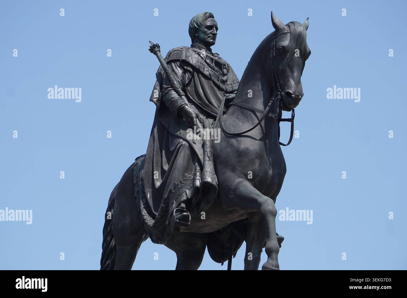Le mémorial du roi Johann est une statue équestre emblématique sur Theaterplatz, Dresde, en Allemagne, devant le Semperoper dédié au roi Johann de Saxe. Banque D'Images
