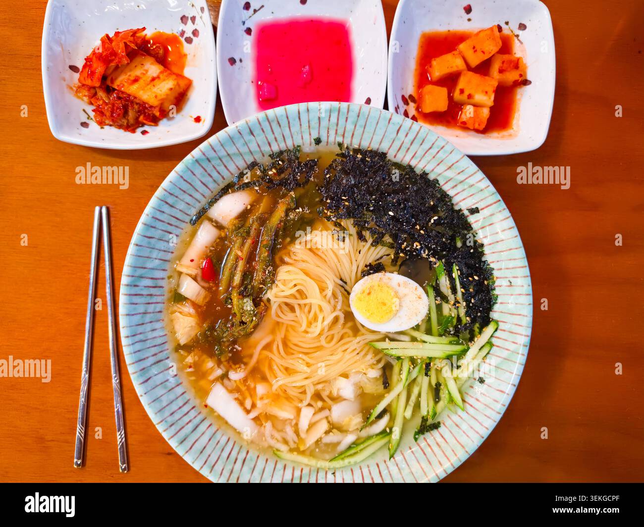 Nouilles dans Young Summer Radish Kimchi Broth. yeolmu kimchi guksu Banque D'Images