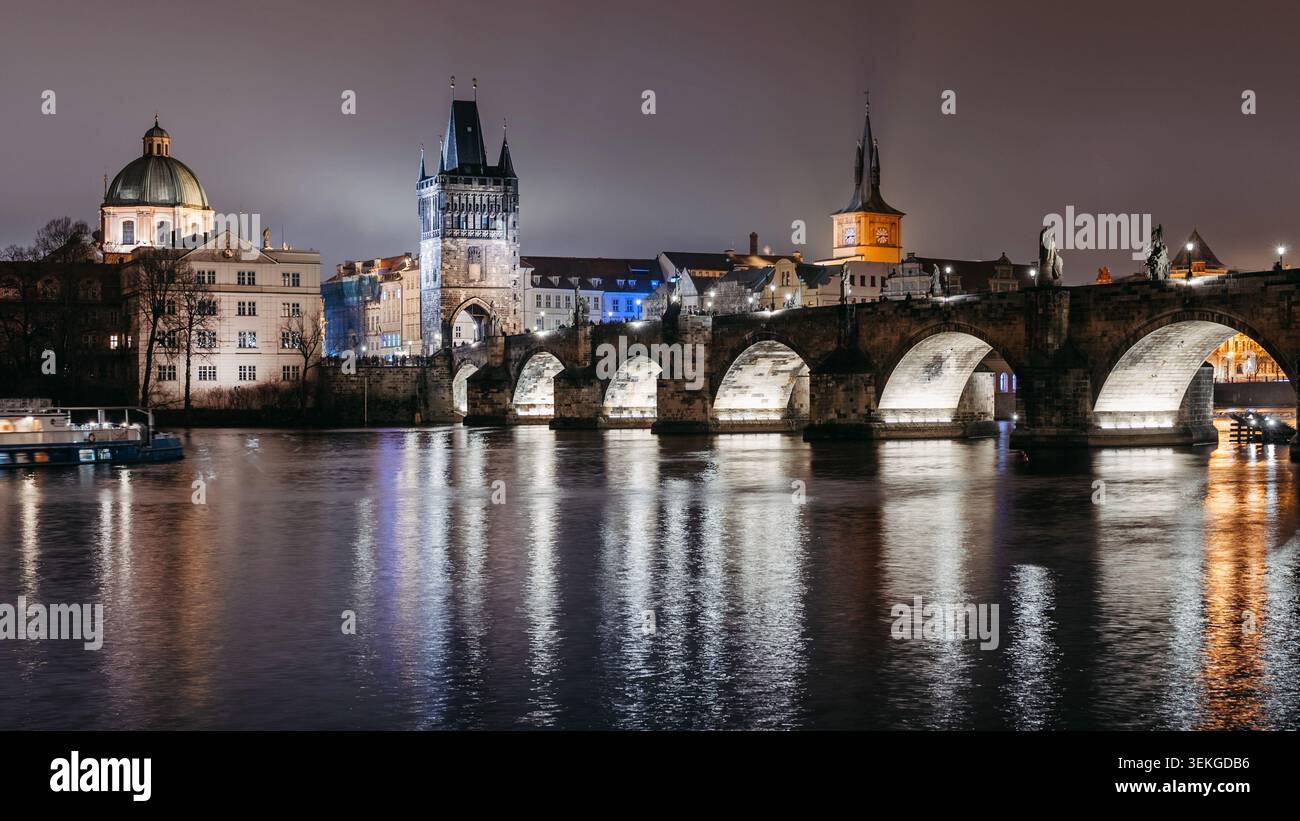 Timelapse. Pont Charles la nuit en hiver vu de Lesser Town Riverbank Banque D'Images