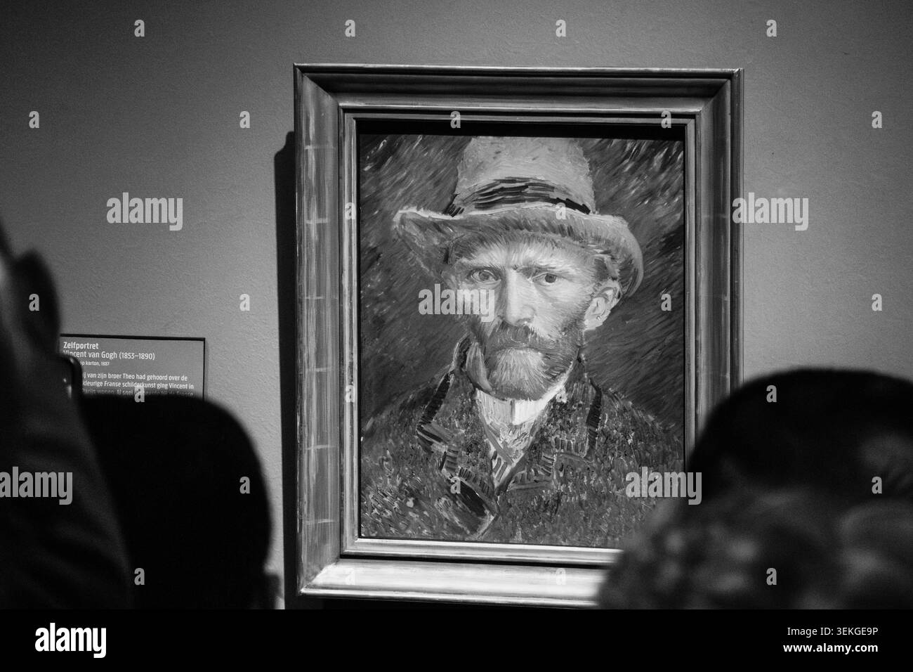 Amsterdam, pays-Bas - 19 avril 2026 : visiteurs regardant le célèbre autoportrait de Vincent van Gogh dans une galerie de musée à Amsterdam, Netherlan Banque D'Images