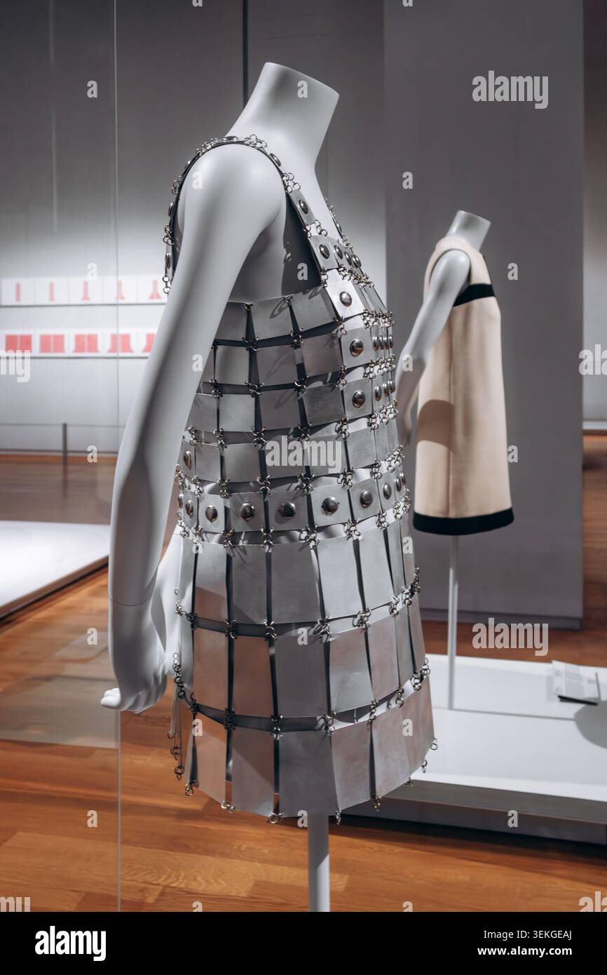 Amsterdam, pays-Bas - 19 avril 2026 : robe en aluminium Paco Rabanne de 1967 exposée au Rijksmuseum d'Amsterdam, pays-Bas, avec un i. Banque D'Images